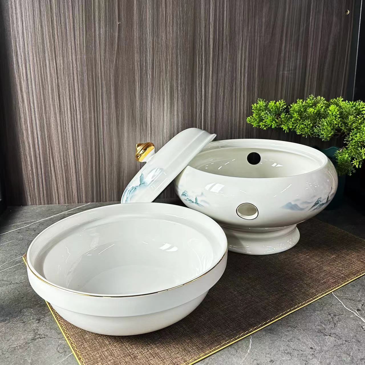 The Lake and Mountain Scenery series is a high-end Chinese-style 10.5" golden-edge ceramic earless shark fin bowl with a stove, featuring sea cucumber, abalone and shark fin dishes. It is specially designed for high-end club banquets Application Scenario