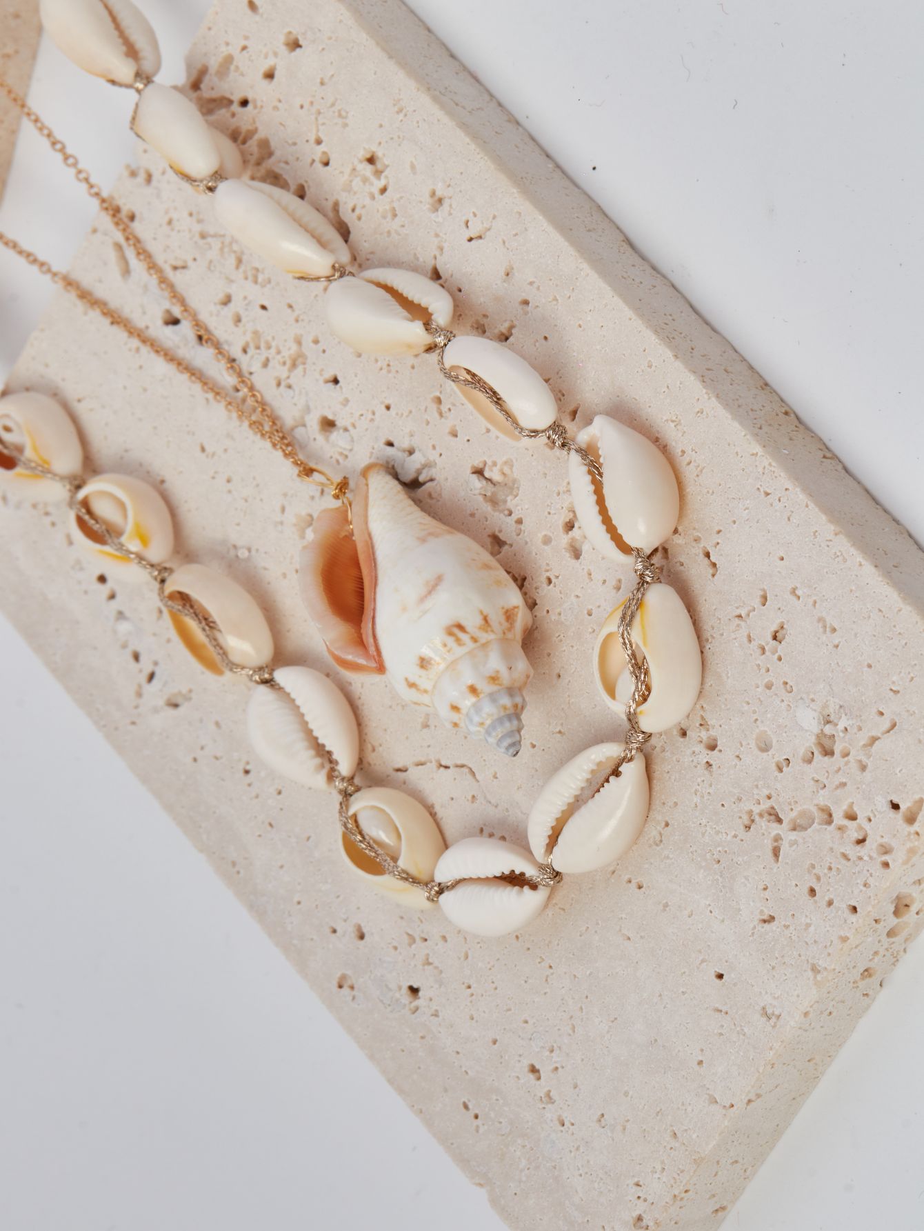 European and American fashionable and simple Bohemian style hand-woven shell beaded collarbone chain, personalized geometric necklace details Picture