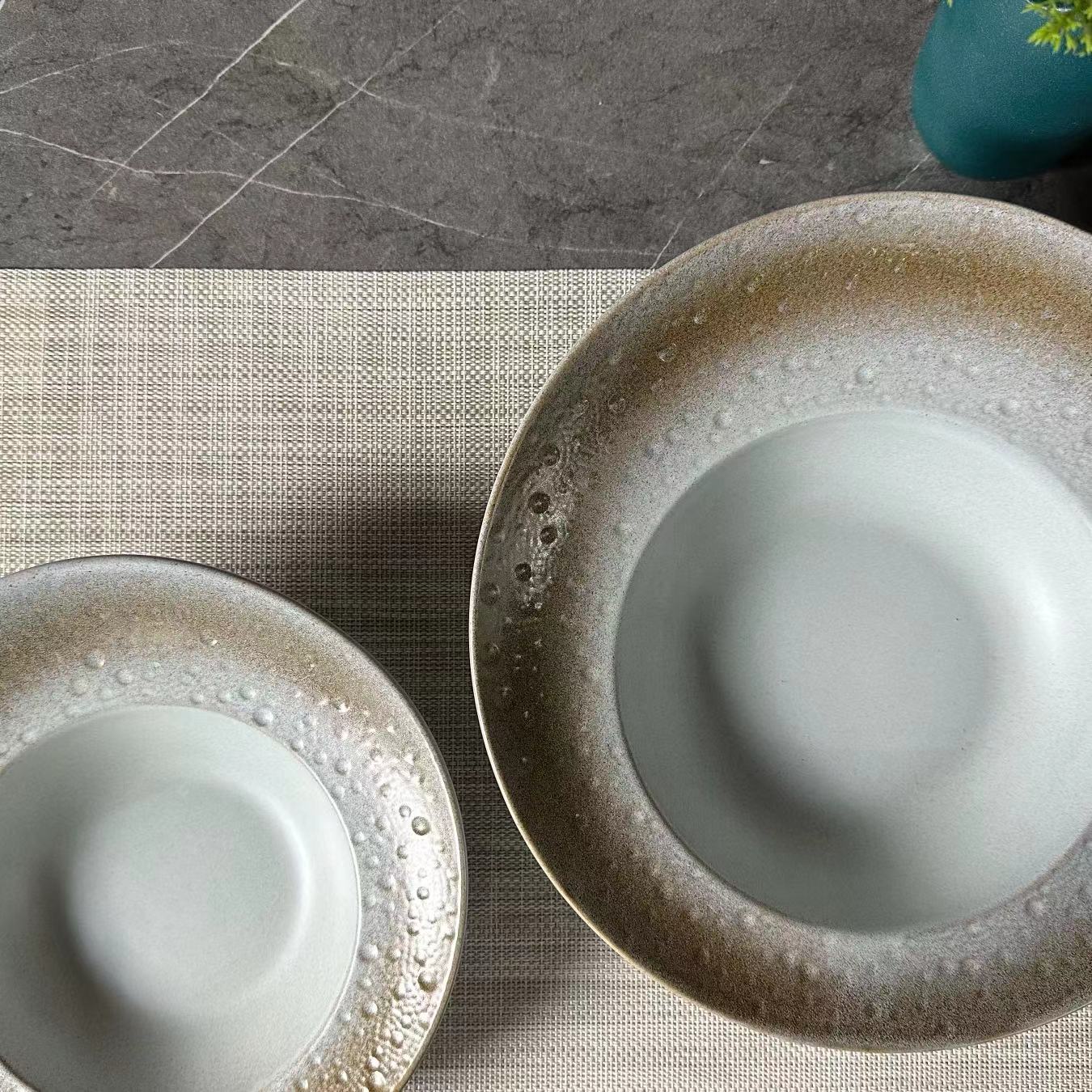 Creative matte ceramic wood-fired hammered wide-edge beveled rim meteor bowl, Italian bowl and plate, multi-purpose plate, colored glaze, hotel and restaurant Application Scenario