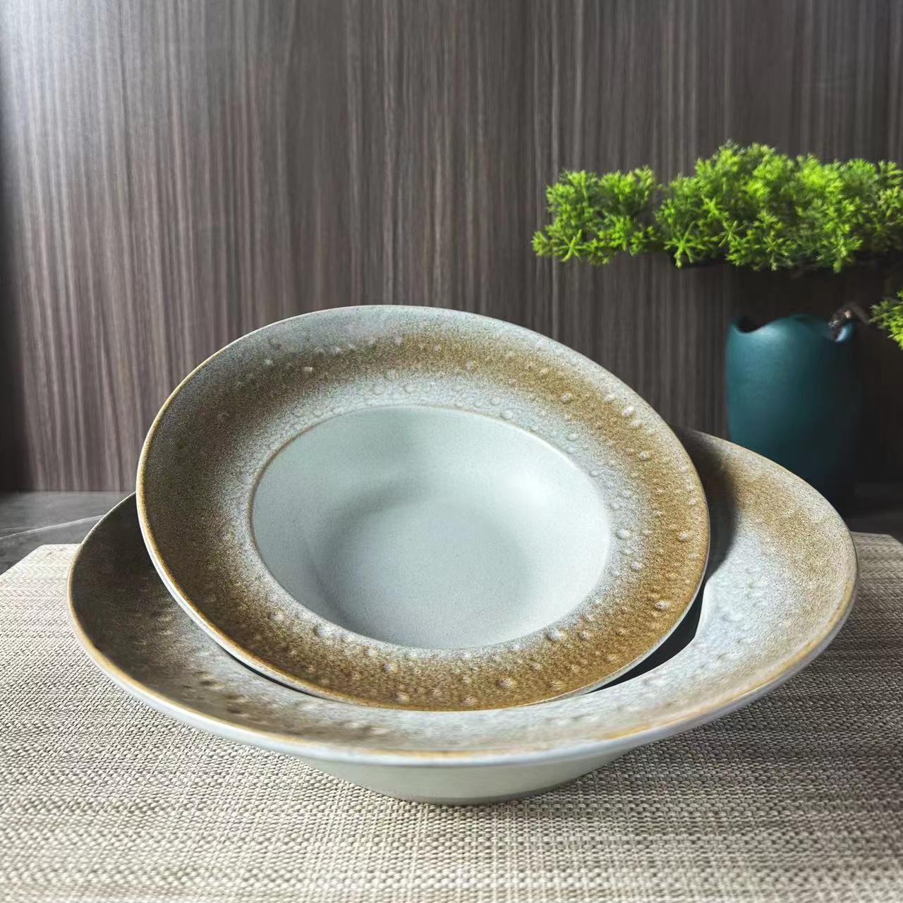 Creative matte ceramic wood-fired hammered wide-edge beveled rim meteor bowl, Italian bowl and plate, multi-purpose plate, colored glaze, hotel and restaurant details Picture
