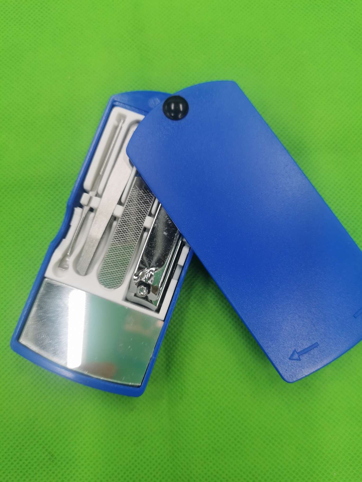 本店供应实色外壳美容套装，可分透明色实色定颜色，价格实惠，简单实用，性价比不错，5件套套装，有镜子指甲刀锉刀夹子耳勺。