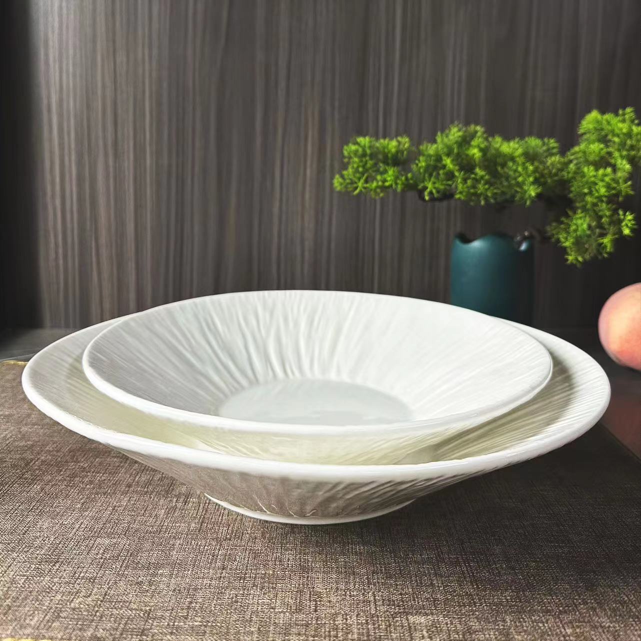 Classic white porcelain 10-inch and 12-inch water curtain pattern round bowl and round plate with special artistic design ceramic plate, suitable for hotels and restaurants details Picture