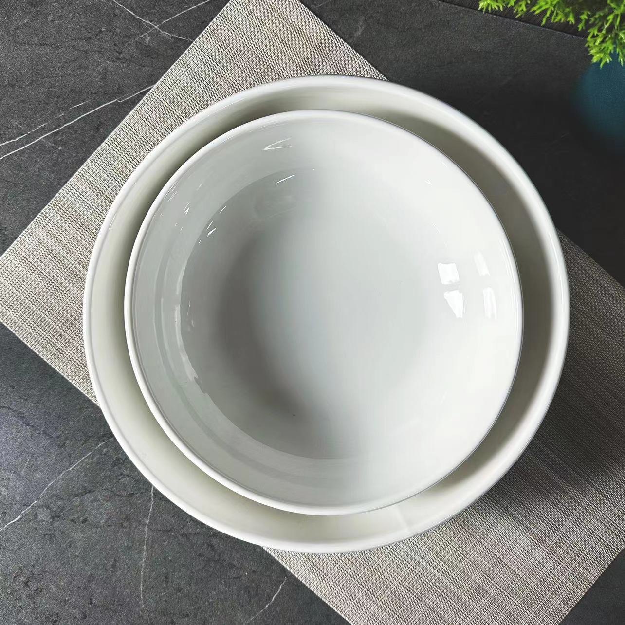 Classic white porcelain 9-inch and 11-inch round ceramic shallow bowl soup bowl, thickened and heat-resistant, suitable for hotels, restaurants and clubs Application Scenario
