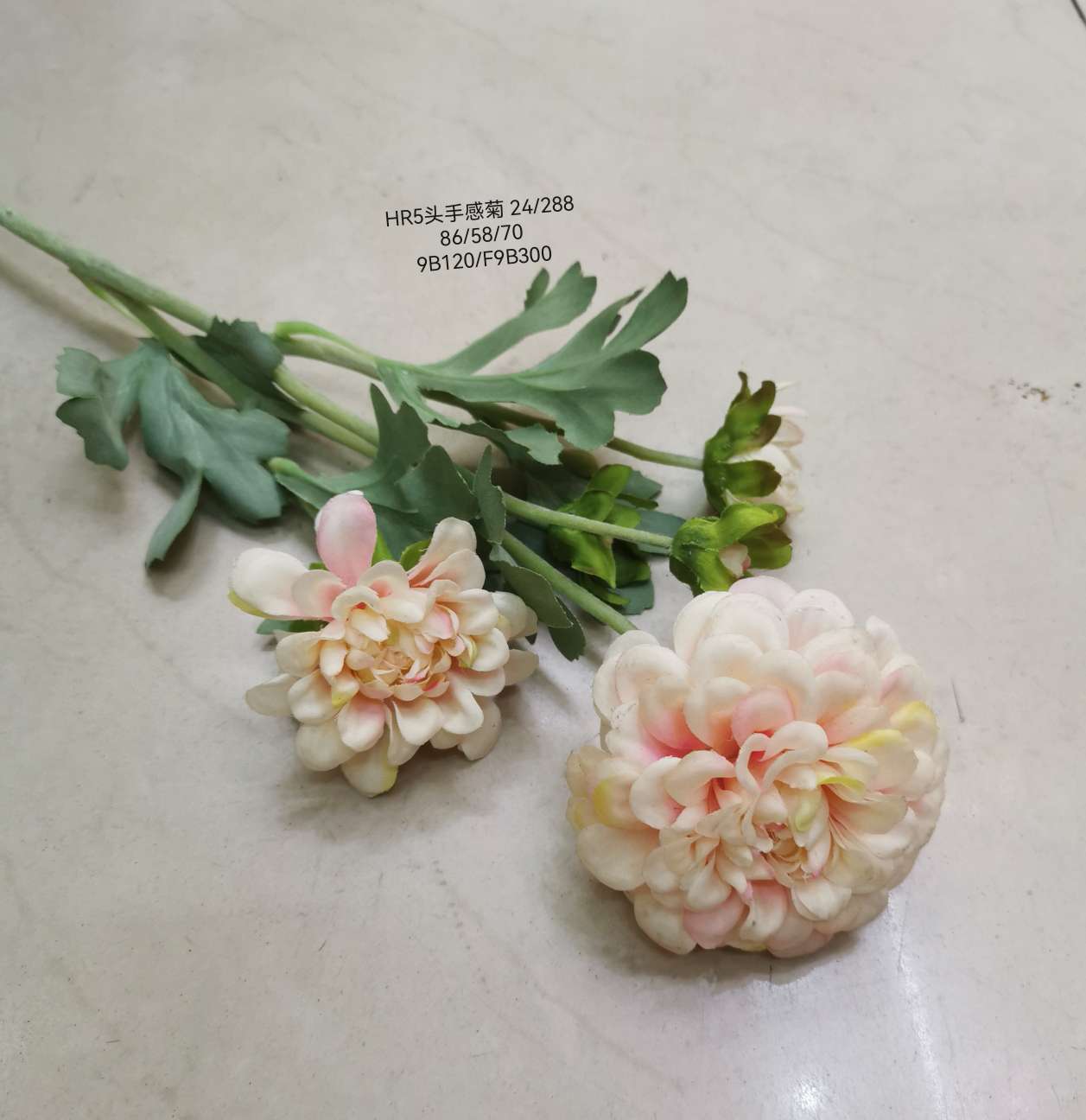 Simulated 5-head hand-held chrysanthemums, 5-head small daisies, Dutch chrysanthemums, Persian chrysanthemums, wedding home decoration, photography props, simulated chamomile flowers details Picture