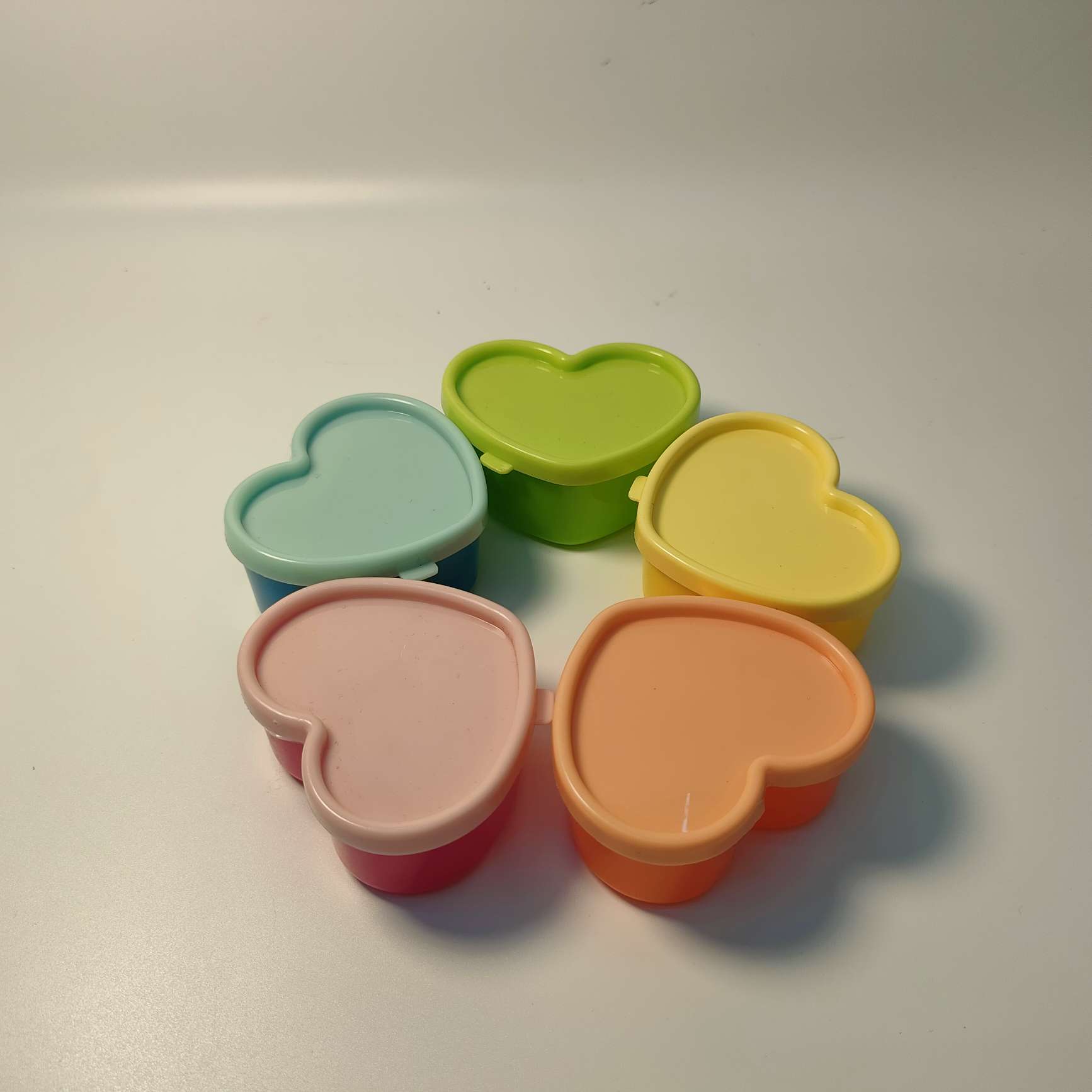 Heart-shaped storage box, small mini plastic box with lid, 5-piece set details Picture