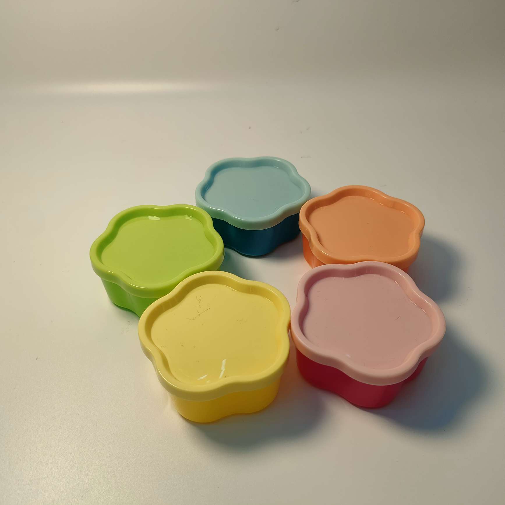 A set of 5 small mini plastic boxes with LIDS in the shape of plum blossoms details Picture