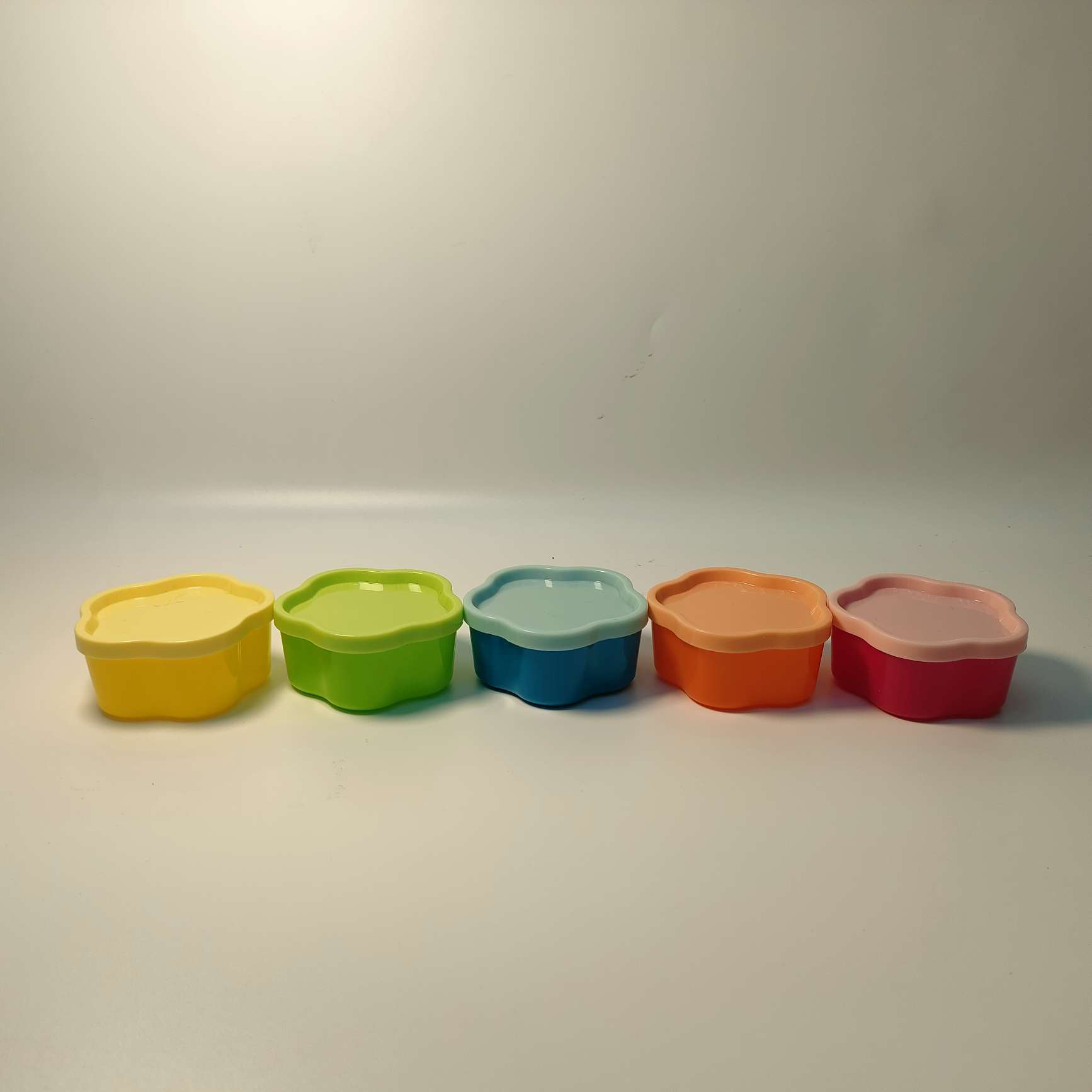 A set of 5 small mini plastic boxes with LIDS in the shape of plum blossoms Specification image