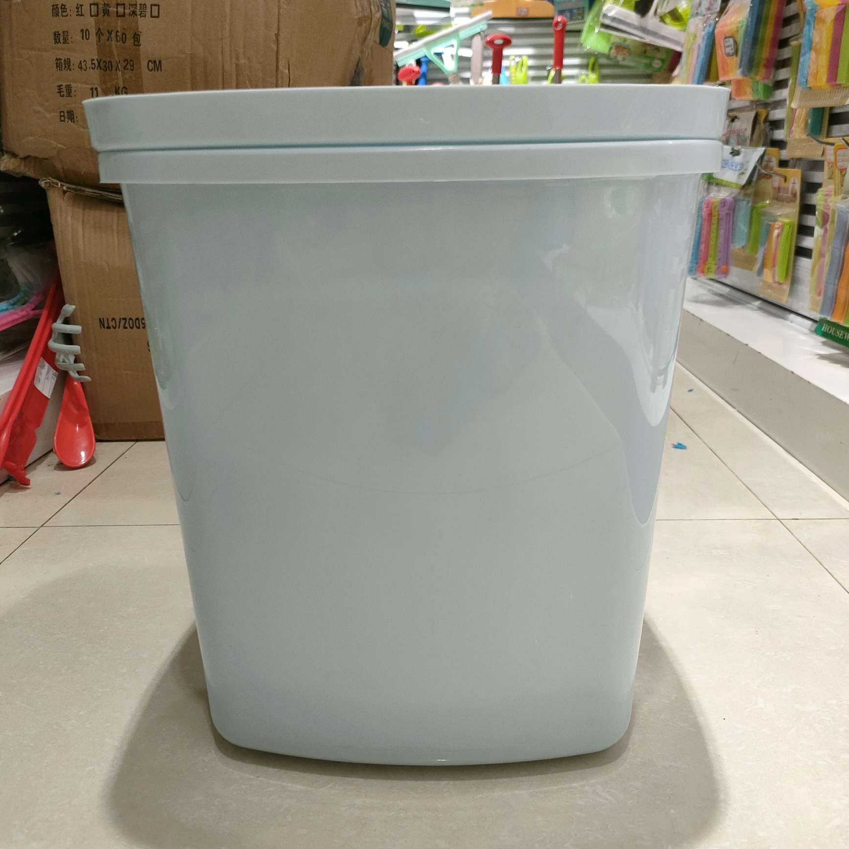 The bathroom trash can has a narrow lid. The toilet flap has a narrow rectangular slit with a lid. The living room flap is a household type Application Scenario