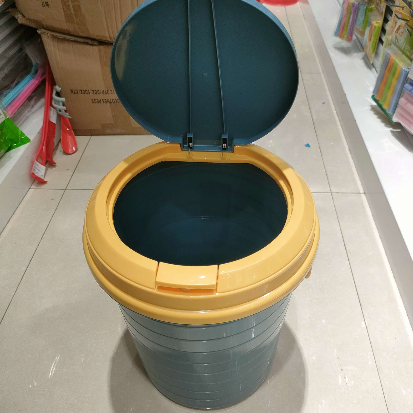 Home trash can with lid, household bathroom, kitchen press, living room, light luxury, large capacity, toilet, waterproof spring lid Application Scenario