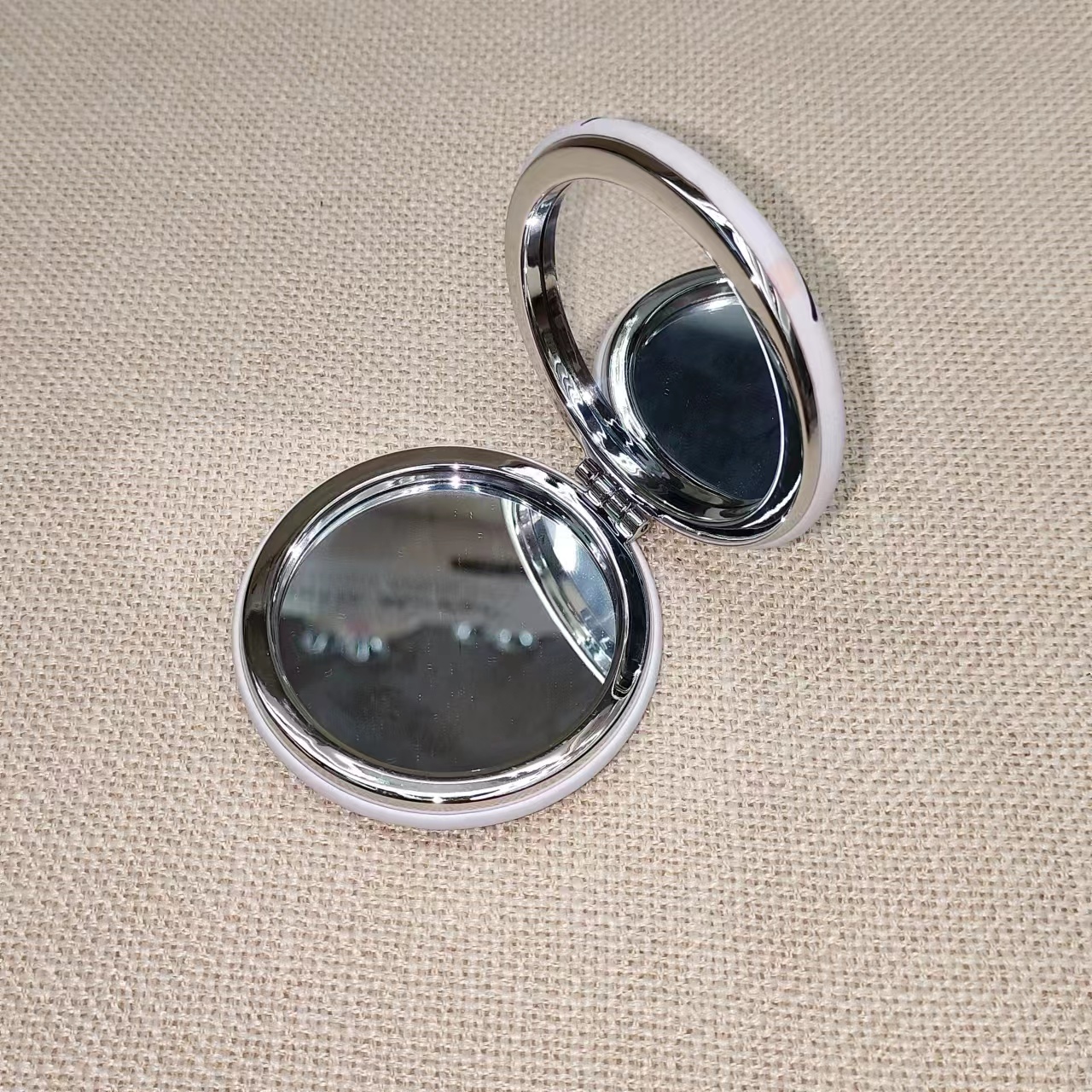 化妆镜白底实物图