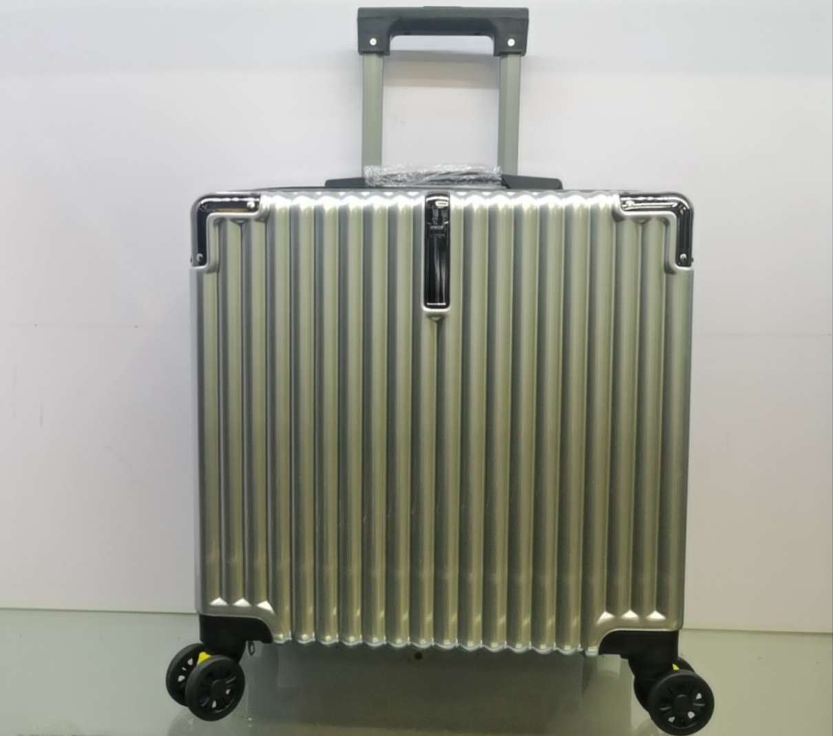 18寸登机箱 PVC material 可拆卸轮 铁拉杆 时尚行李箱 轻便拉箱 现货 黑色银色深灰色 