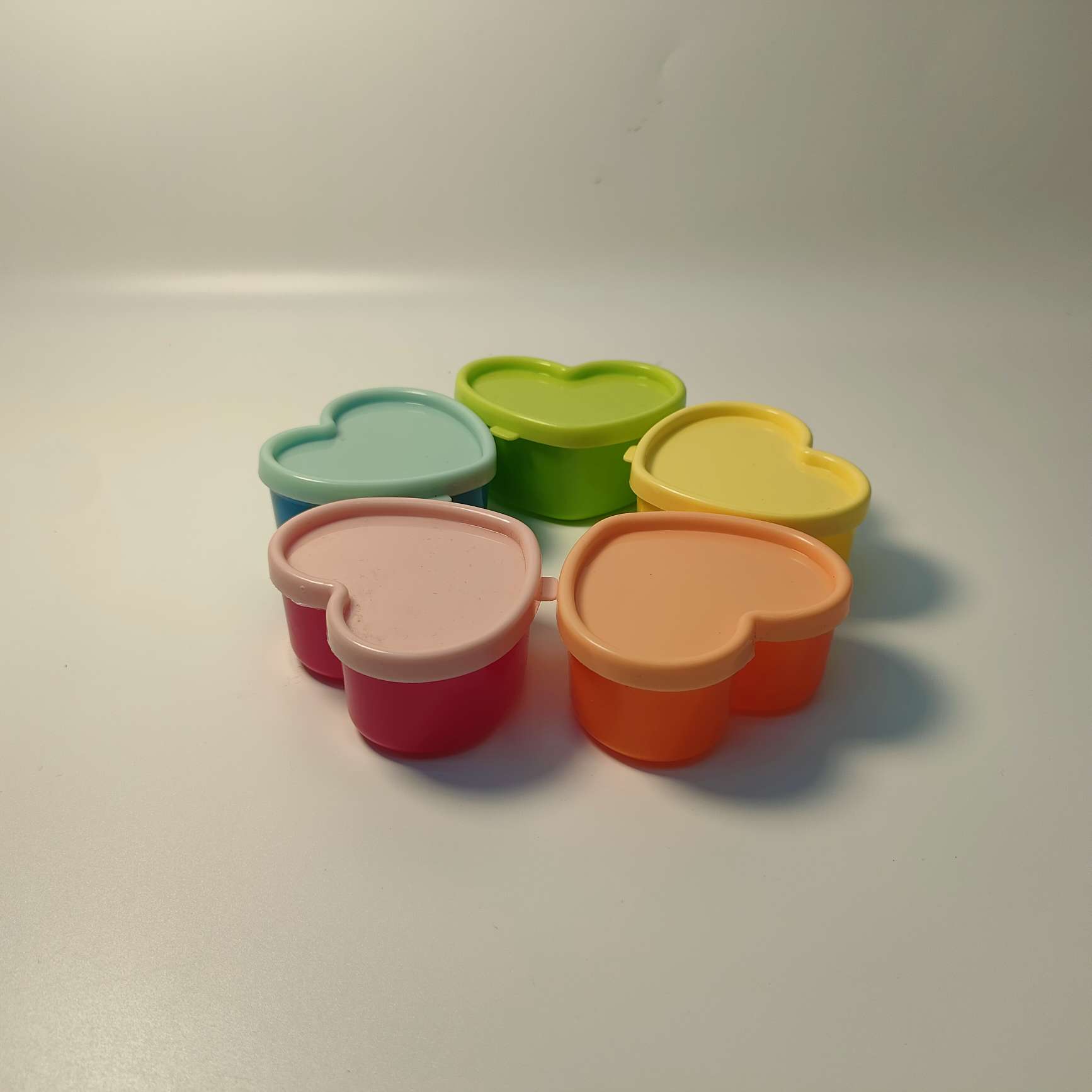 Heart-shaped storage box, small mini plastic box with lid, 5-piece set