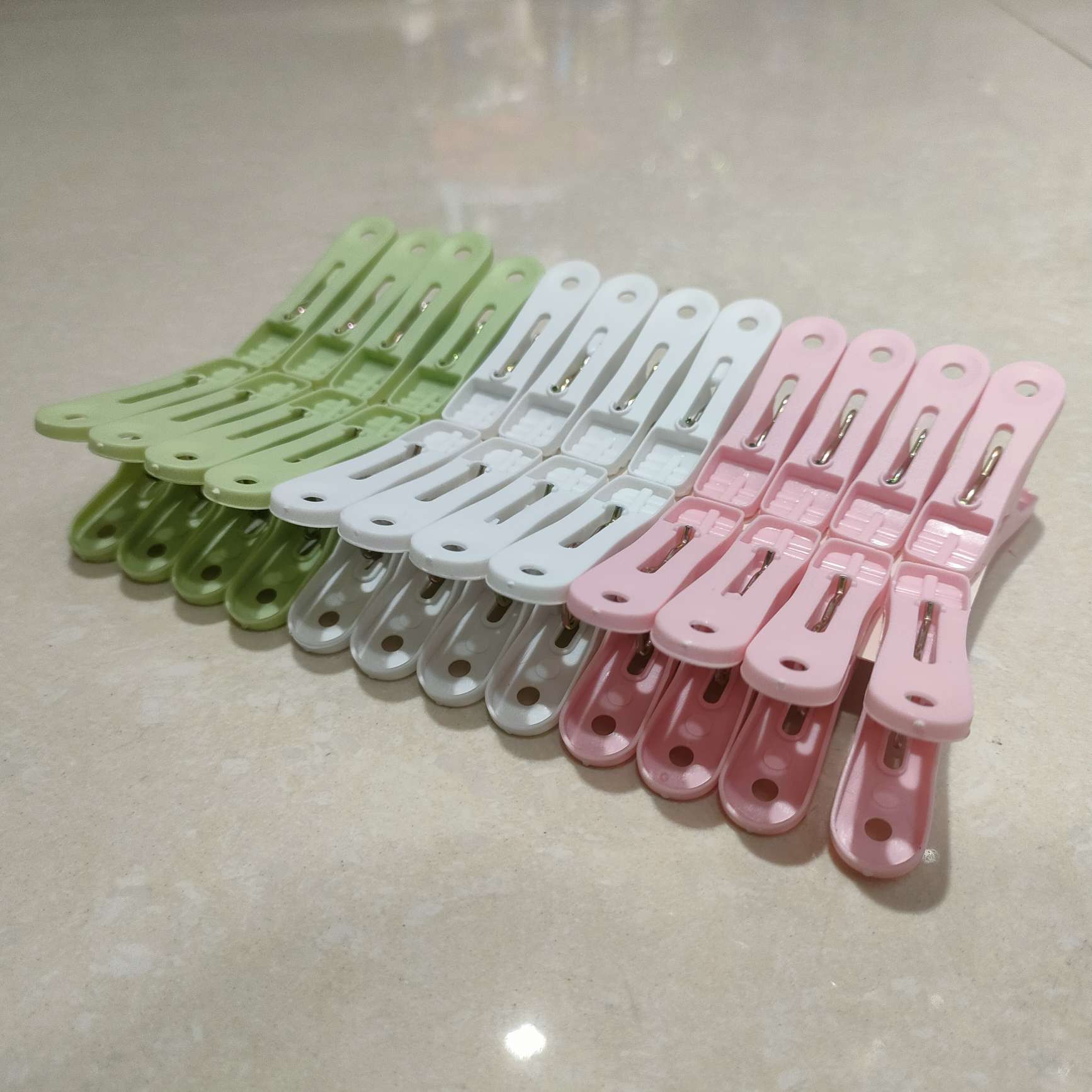 Multi-functional windproof fixed clothes drying rack, large household clip for drying clothes, underwear and socks, plastic clip Specification image