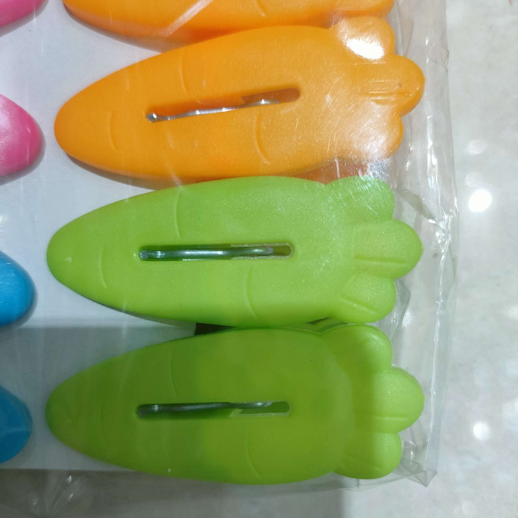 Thickened household plastic clothes hangers replace large ones. Clothes hangers, quilts, drying and drying clothes clips for drying and fixing clothes to prevent wind Application Scenario