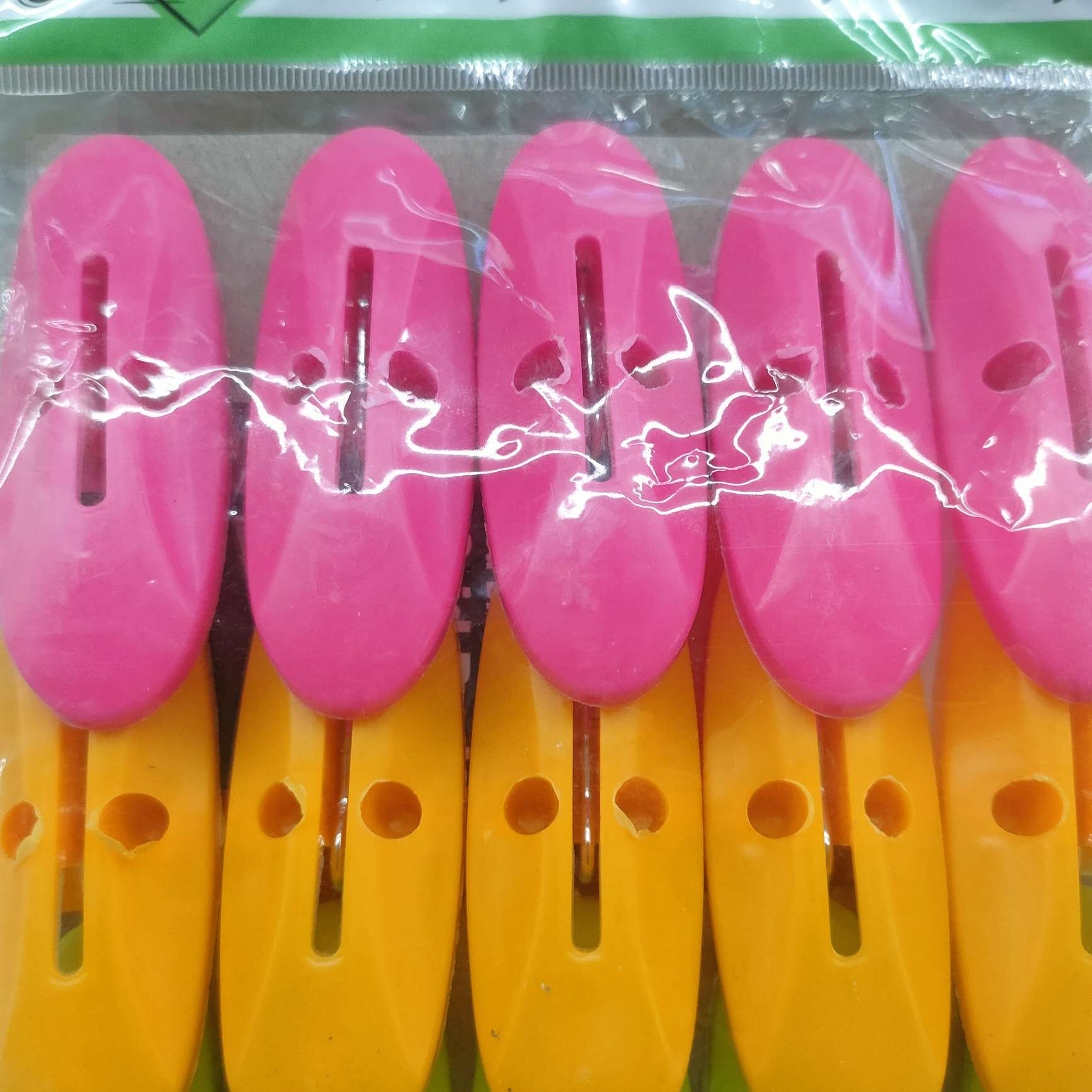 Supplying drying supplies: oval clothes clips, olive-shaped clips, and plastic clips details Picture