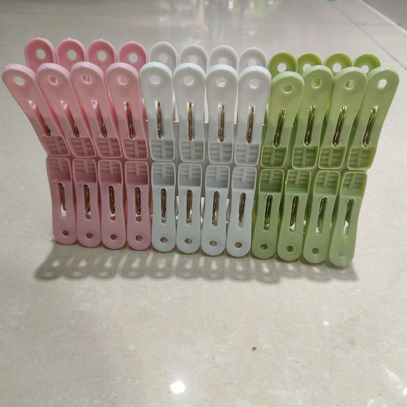 Multi-functional windproof fixed clothes drying rack, large household clip for drying clothes, underwear and socks, plastic clip details Picture