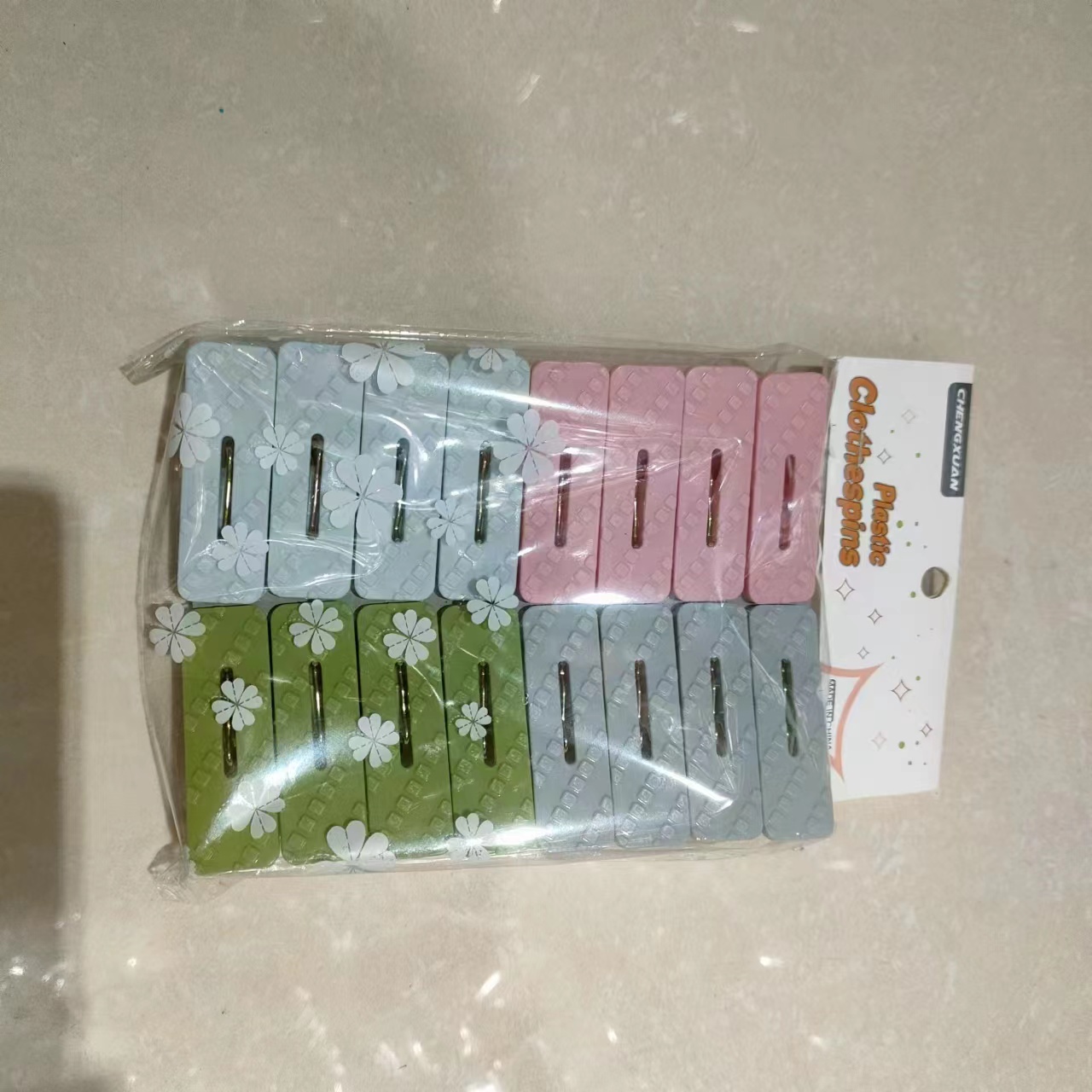 Thickened plastic small clothes clips, clothes clips, windproof clips, clothes drying clips Application Scenario