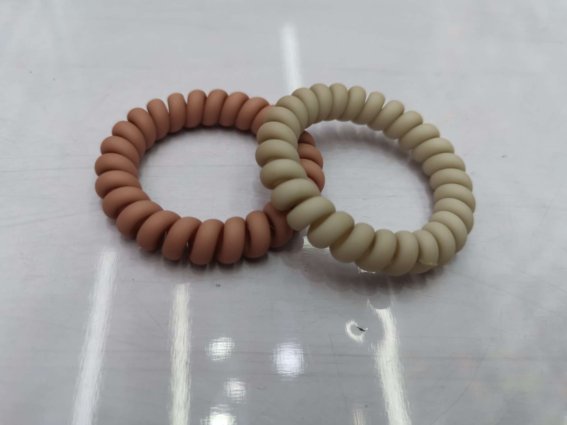 A mixed bag of 100 pieces of printed telephone lines, high-elasticity and thickened wristbands for tying hair and elegant hair accessories in mixed colors Application Scenario