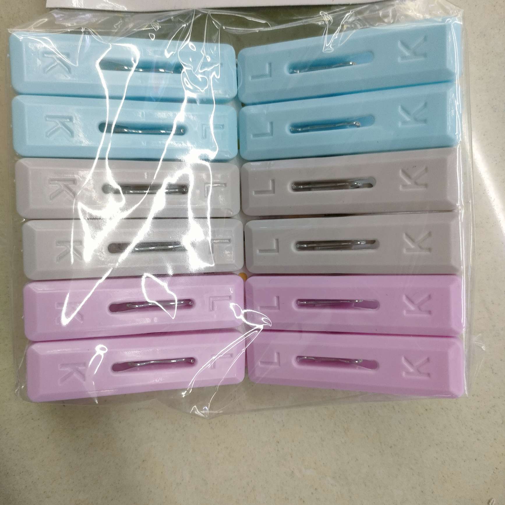 A pack of 12 plastic coat clips, sock clips, bright-colored windbreaker clips and plastic drying clips Application Scenario