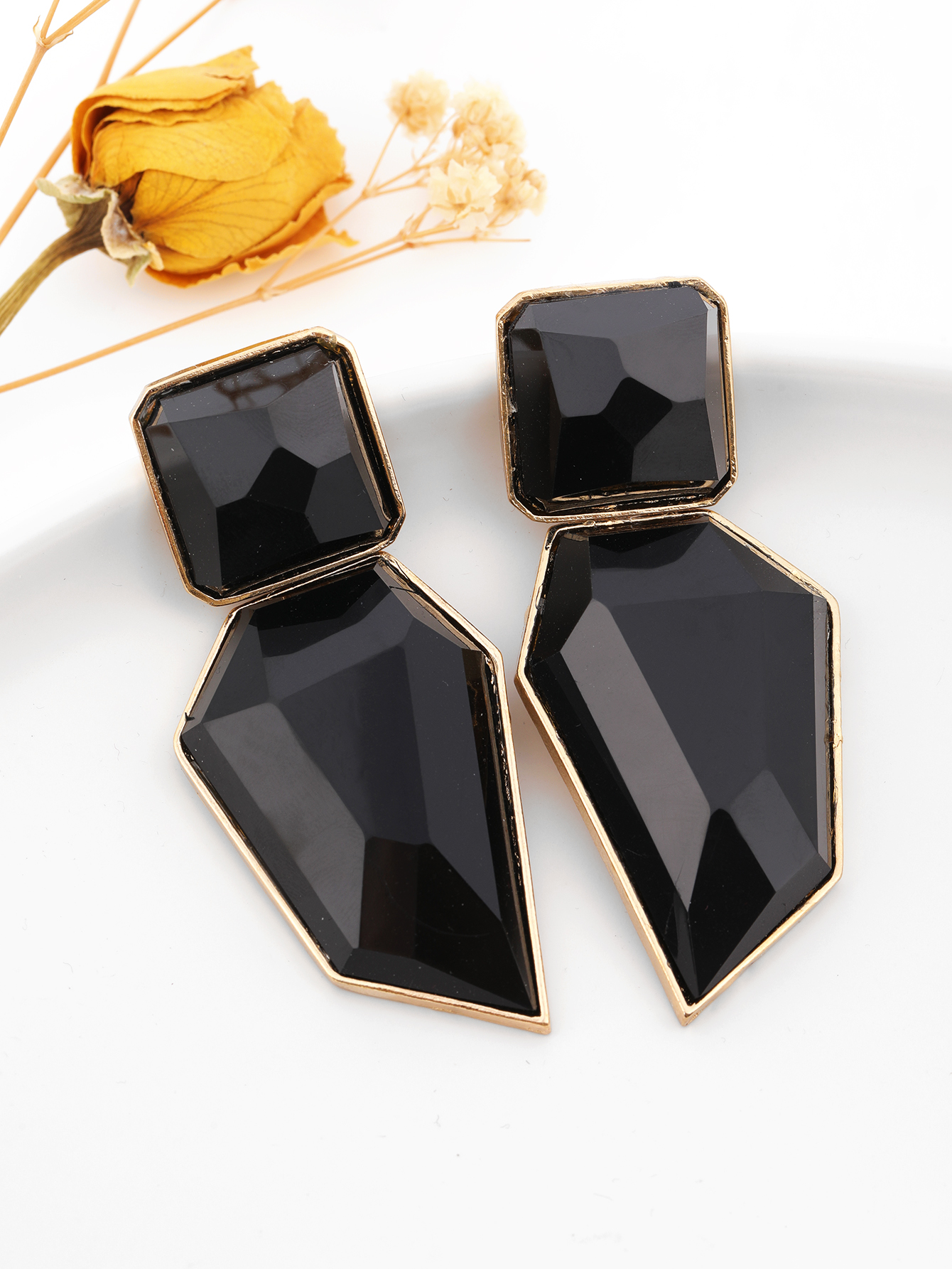 Cross-border e-commerce earrings, women's stud earrings, irregular geometric resin earrings, European and American style, exaggerated and elegant earrings Specification image
