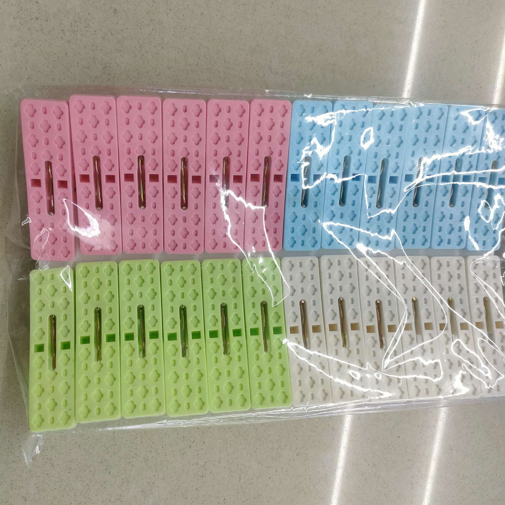 Clothes drying clips, cotton quilt clips, windproof plastic clothes drying clips, multi-piece set, home sock clamping rack details Picture