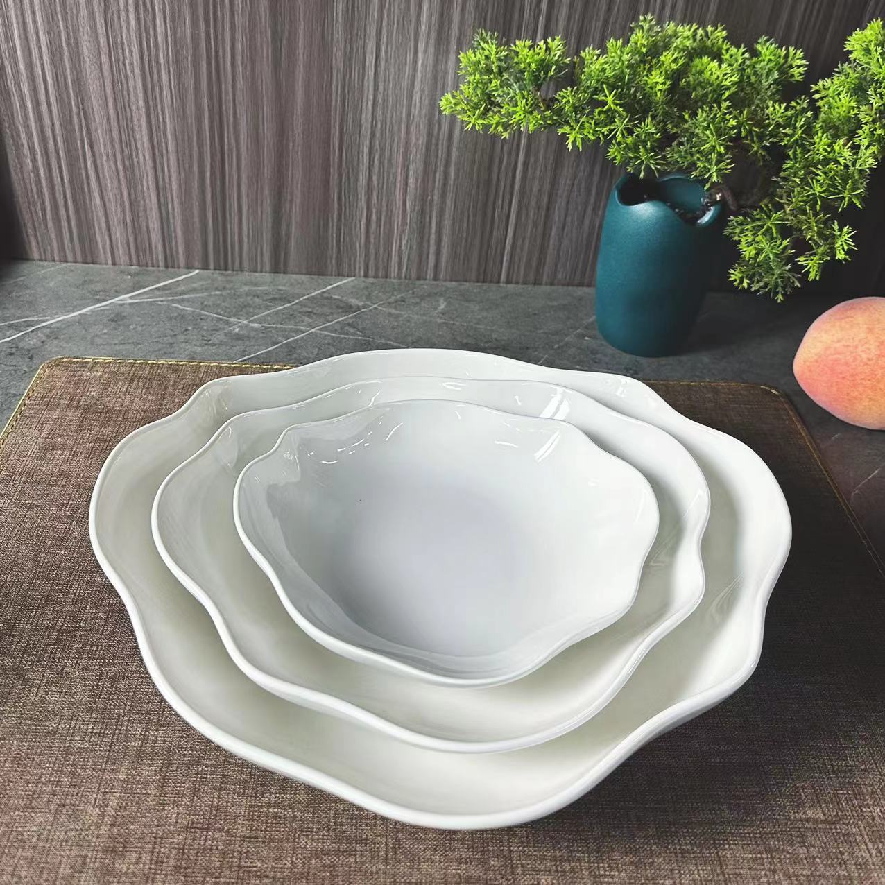 Classic white porcelain wavy edge bowl set, with a unique and trendy design sense. 7-inch, 9-inch, 11-inch, suitable for home use in hotels and clubs