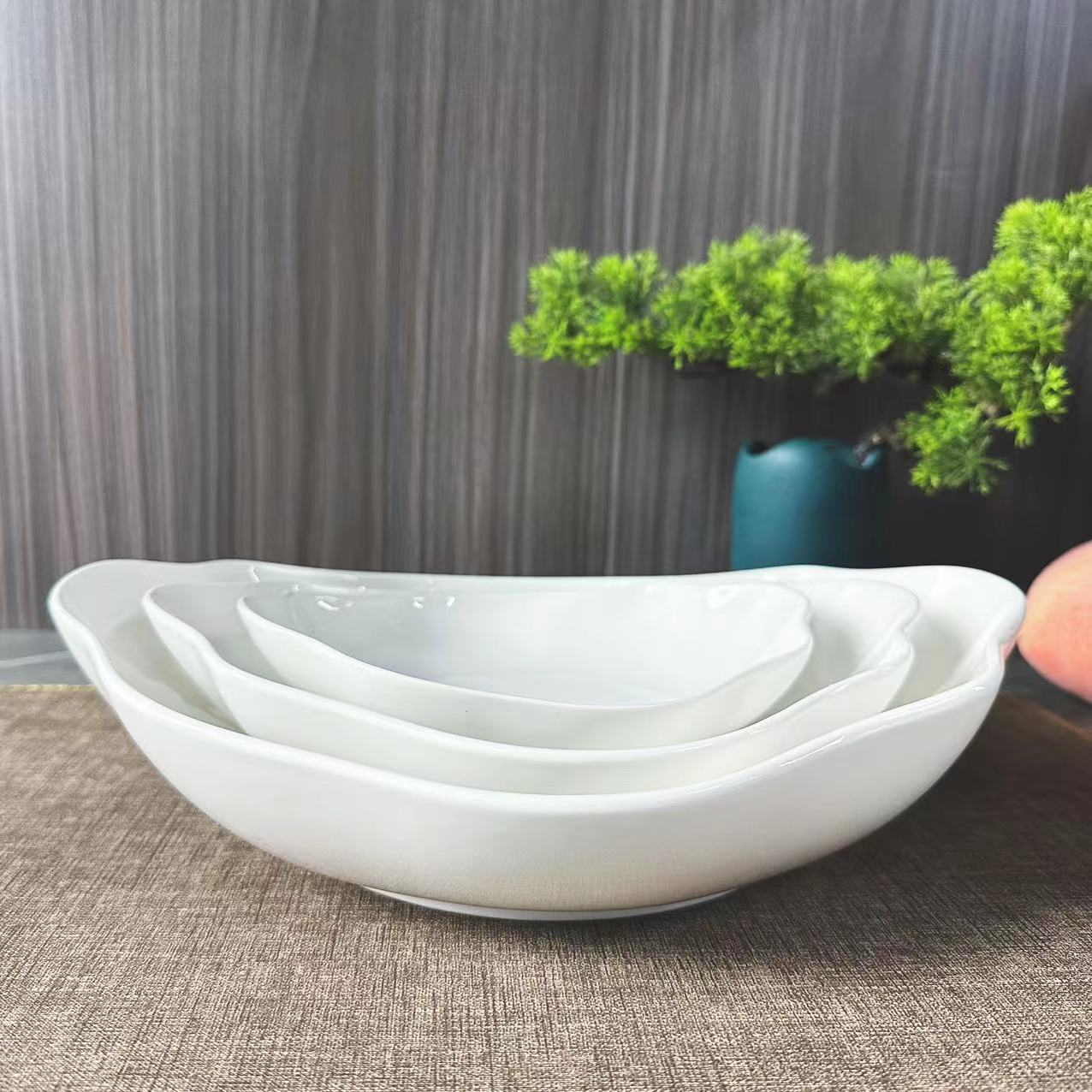 Classic white porcelain wavy edge bowl set, with a unique and trendy design sense. 7-inch, 9-inch, 11-inch, suitable for home use in hotels and clubs Application Scenario