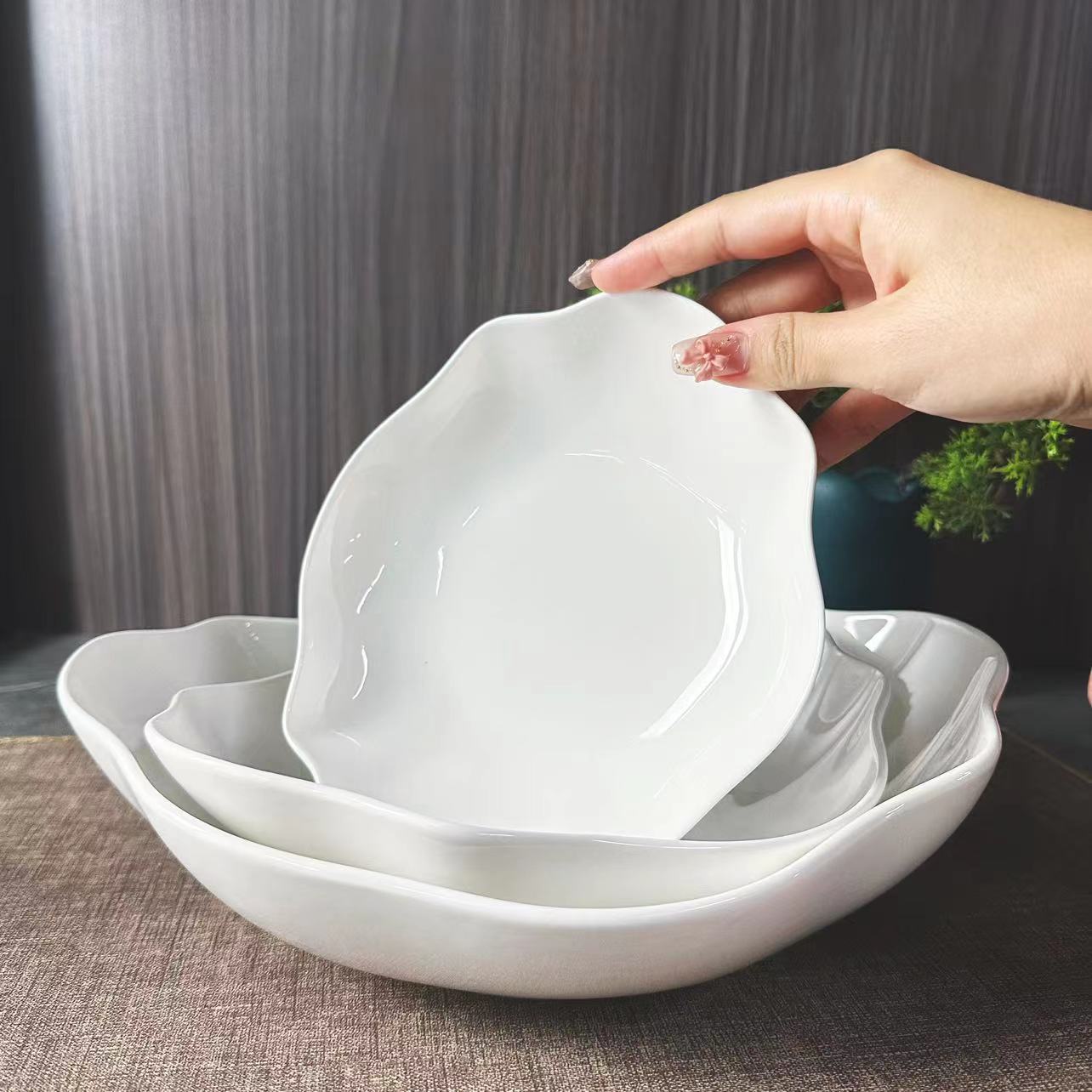 Classic white porcelain wavy edge bowl set, with a unique and trendy design sense. 7-inch, 9-inch, 11-inch, suitable for home use in hotels and clubs Item Picture