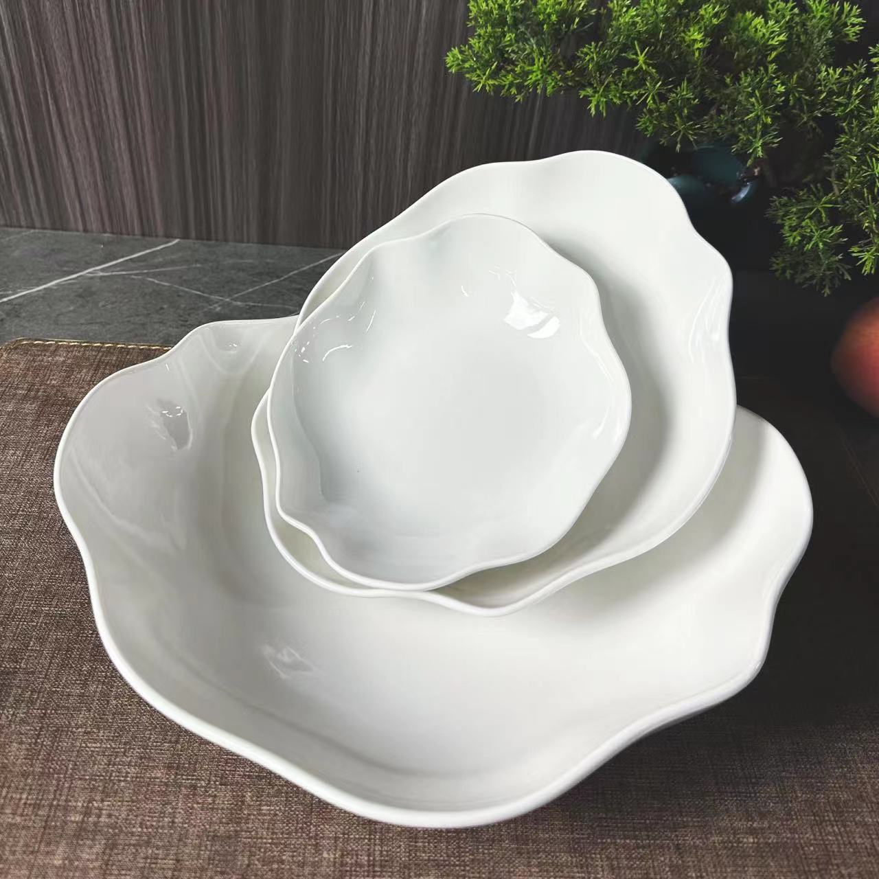 Classic white porcelain wavy edge bowl set, with a unique and trendy design sense. 7-inch, 9-inch, 11-inch, suitable for home use in hotels and clubs Specification image
