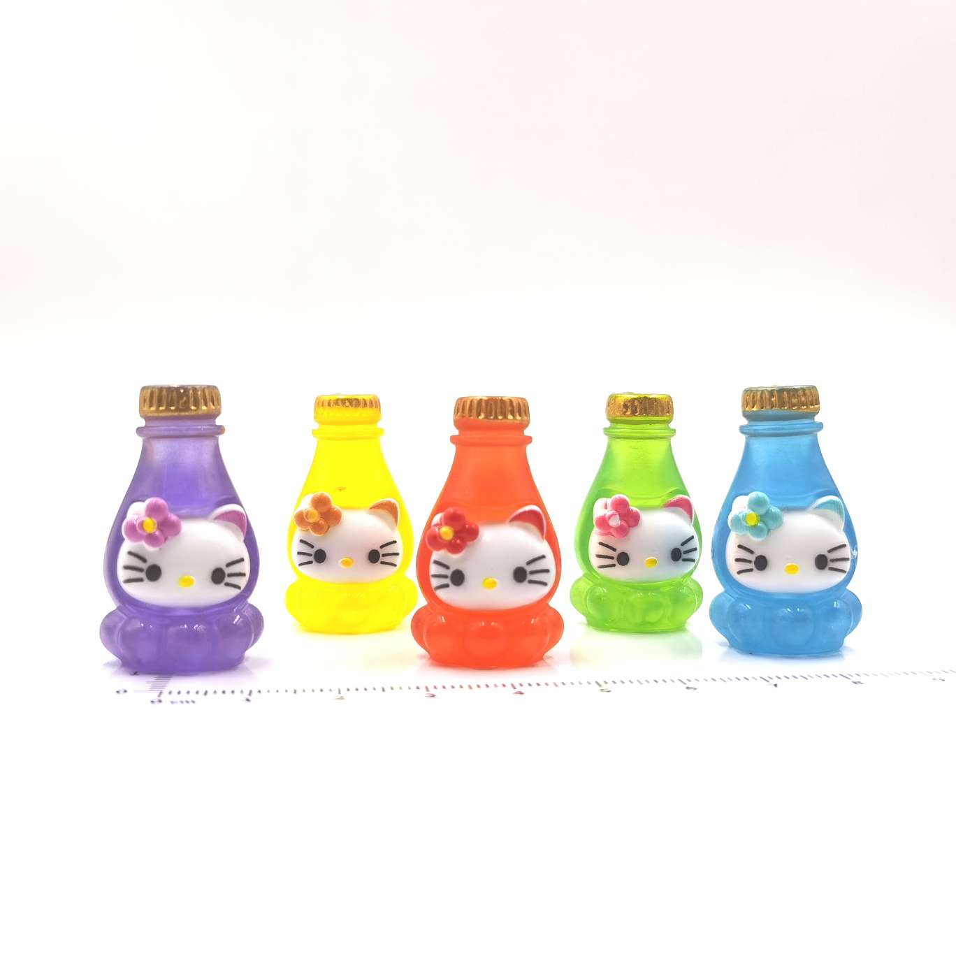Simulation food toy bottles, kt cat bottles, sand bottles, supermarket and convenience store ornaments, hanging ornaments, Tietile resin accessories, Crocs, diy handicrafts, 300 pieces per package Item Picture