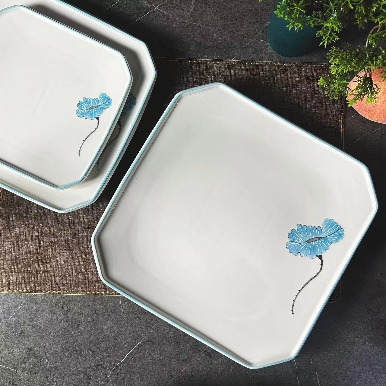 The Blue Lotus series of high-end ceramic octagonal square plates, 8-inch, 10-inch and 12-inch thickened and durable, are specially designed for home use in hotels and clubs Item Picture