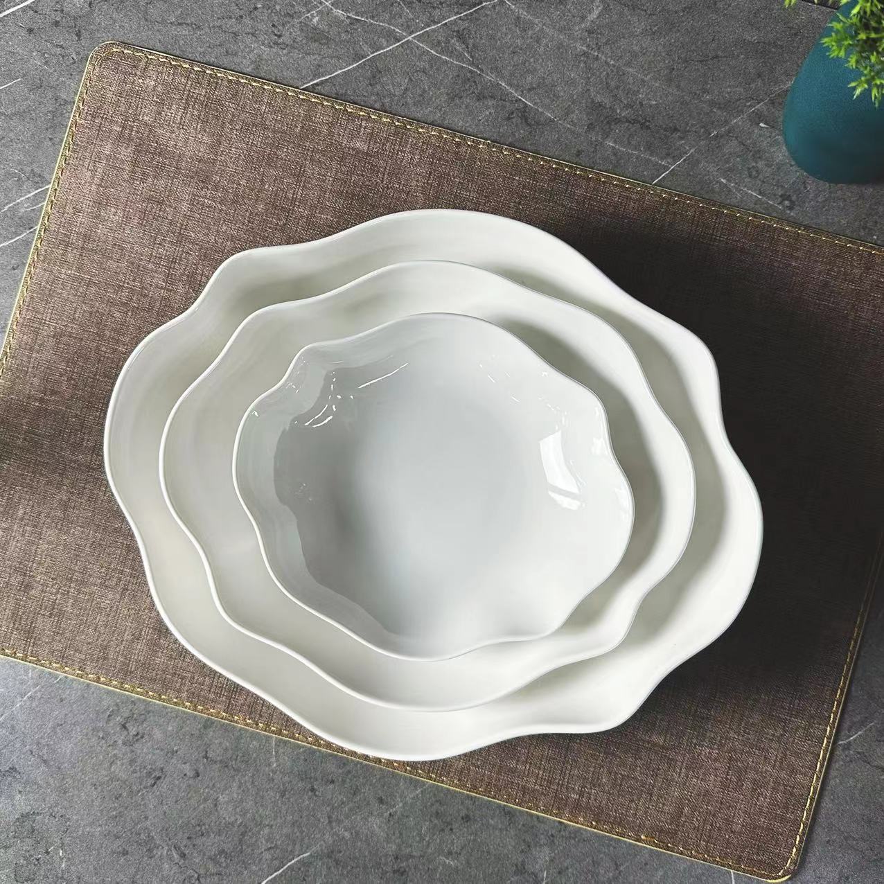 Classic white porcelain wavy edge bowl set, with a unique and trendy design sense. 7-inch, 9-inch, 11-inch, suitable for home use in hotels and clubs details Picture