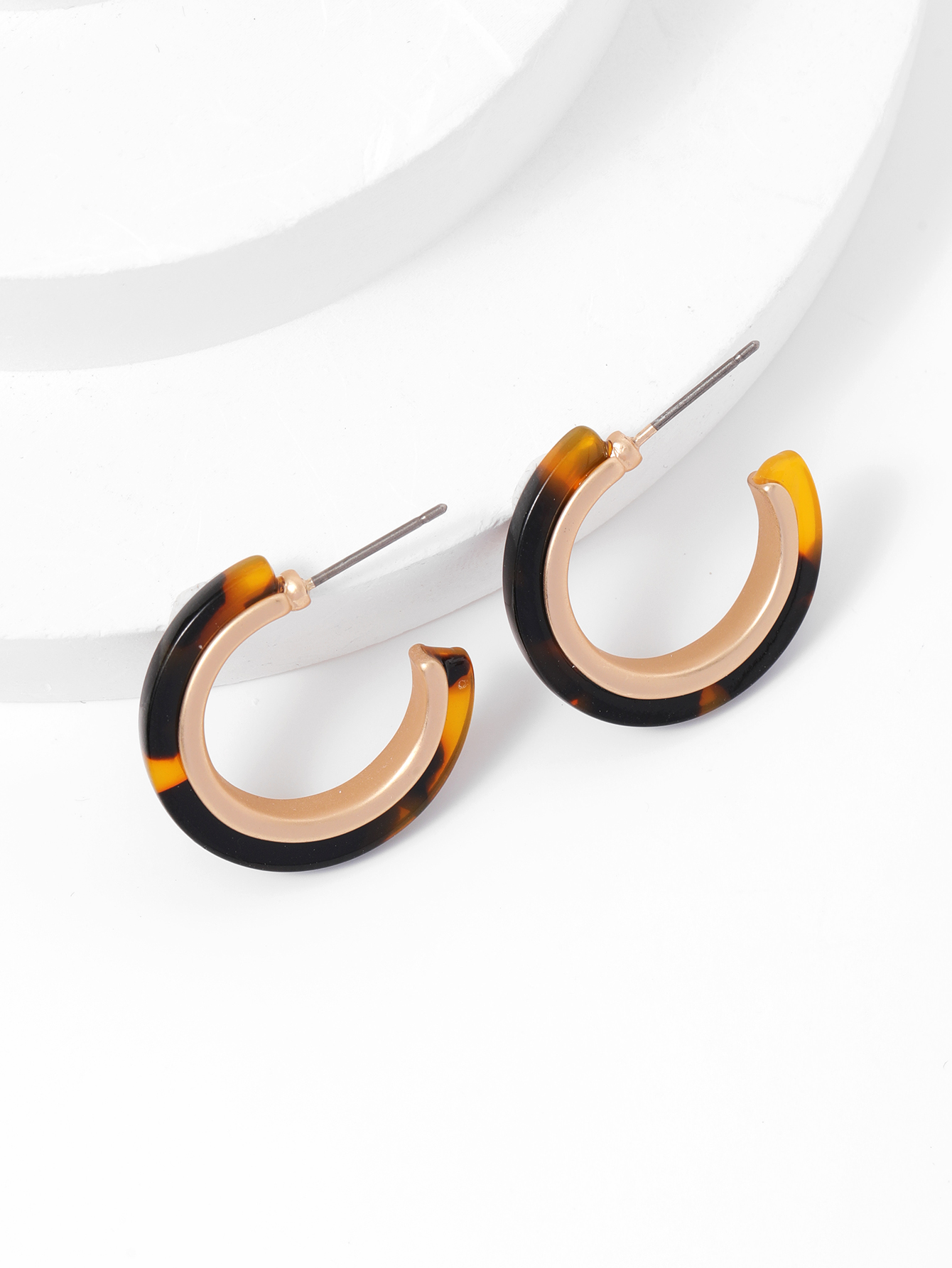 European and American simple acetate alloy earrings, geometric acetate sheet round C-shaped high-quality, versatile and personalized earrings for women Application Scenario