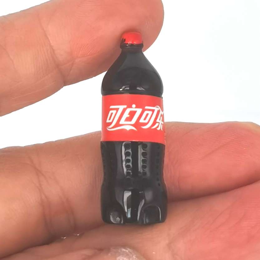 Simulation toys, food toys, ornaments, pendants, Tietiele supermarket, convenience store, cola, Pepsi, Sprite, Fanta, Merinda, diy bottles, wine bottles, beverage bottles Application Scenario