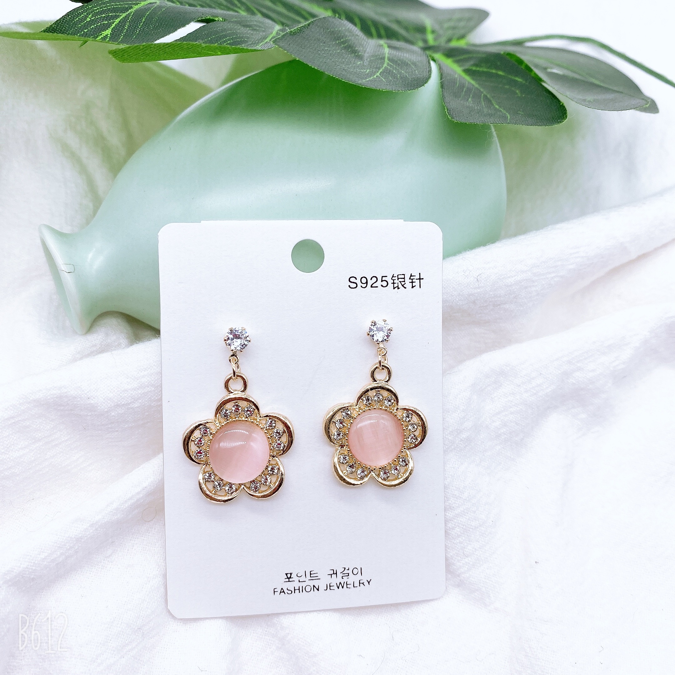 Exquisite earrings and ear hooks create a refined and fashionable beauty. The merchant's plum blossom stud earrings are versatile and fashionable earrings details Picture