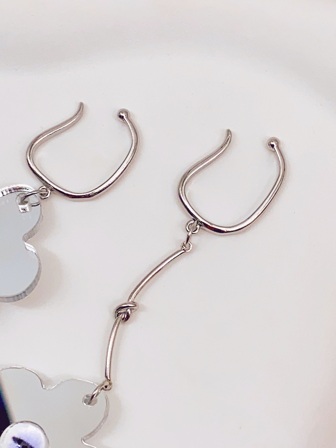 不对称/镜面几何/花朵耳环/无耳洞/耳夹式/高级感/个性简约/耳饰挂饰细节图