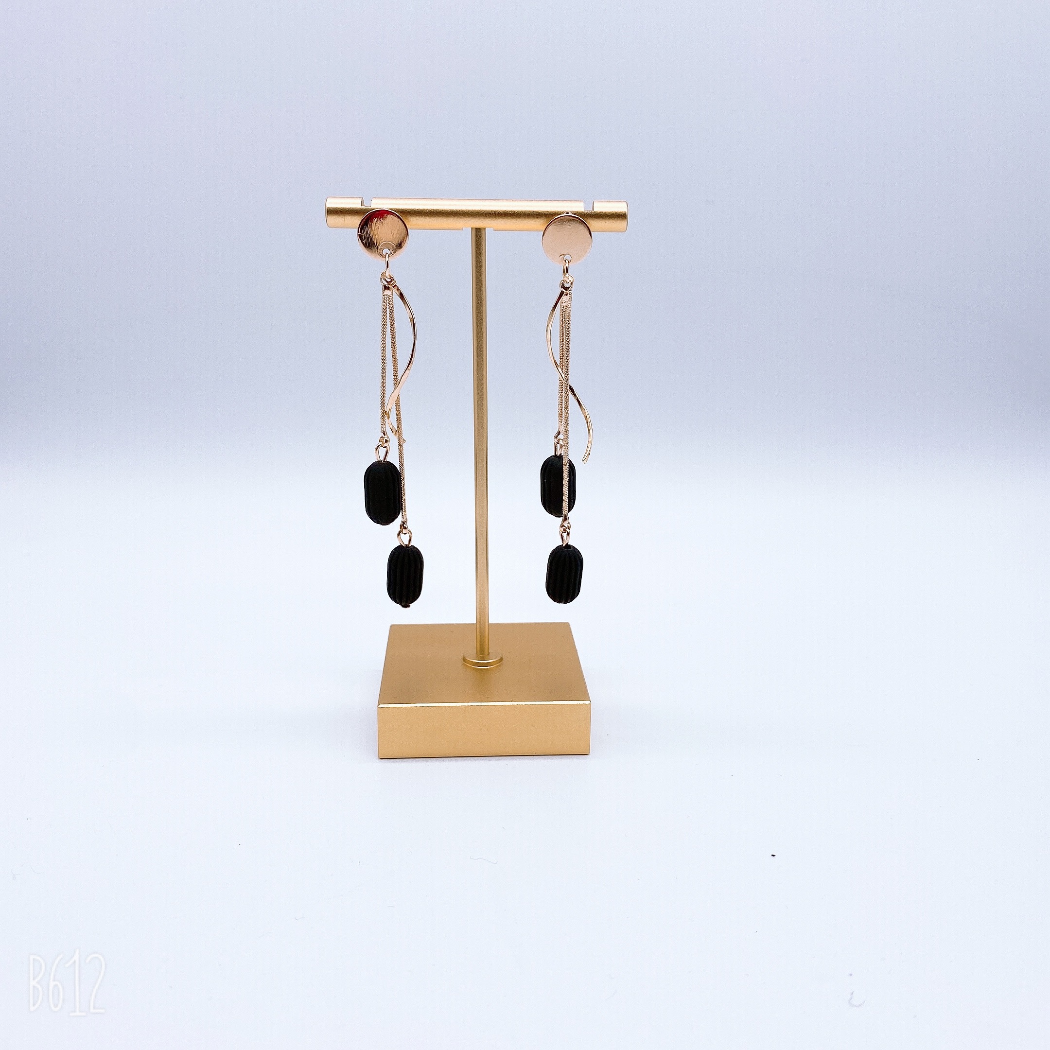 New earrings from Dongdaemun, South Korea, Morandi multi-color earrings, fashionable and versatile, popular and trendy earrings, women's tassel stud earrings details Picture