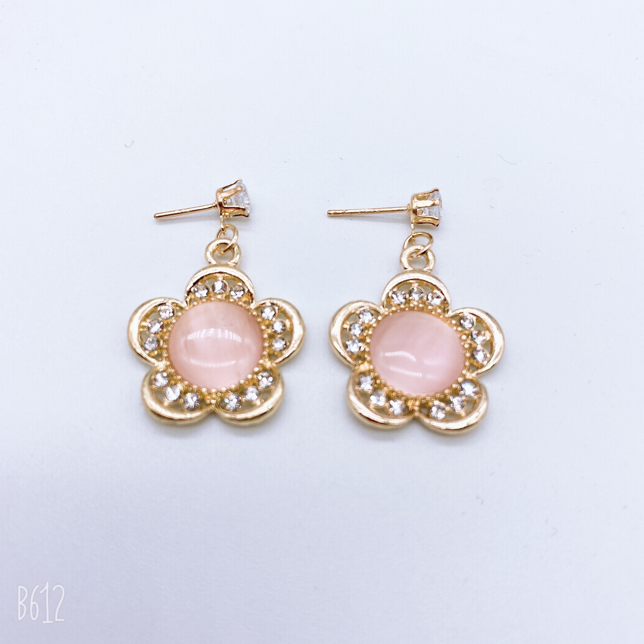 Exquisite earrings and ear hooks create a refined and fashionable beauty. The merchant's plum blossom stud earrings are versatile and fashionable earrings Application Scenario