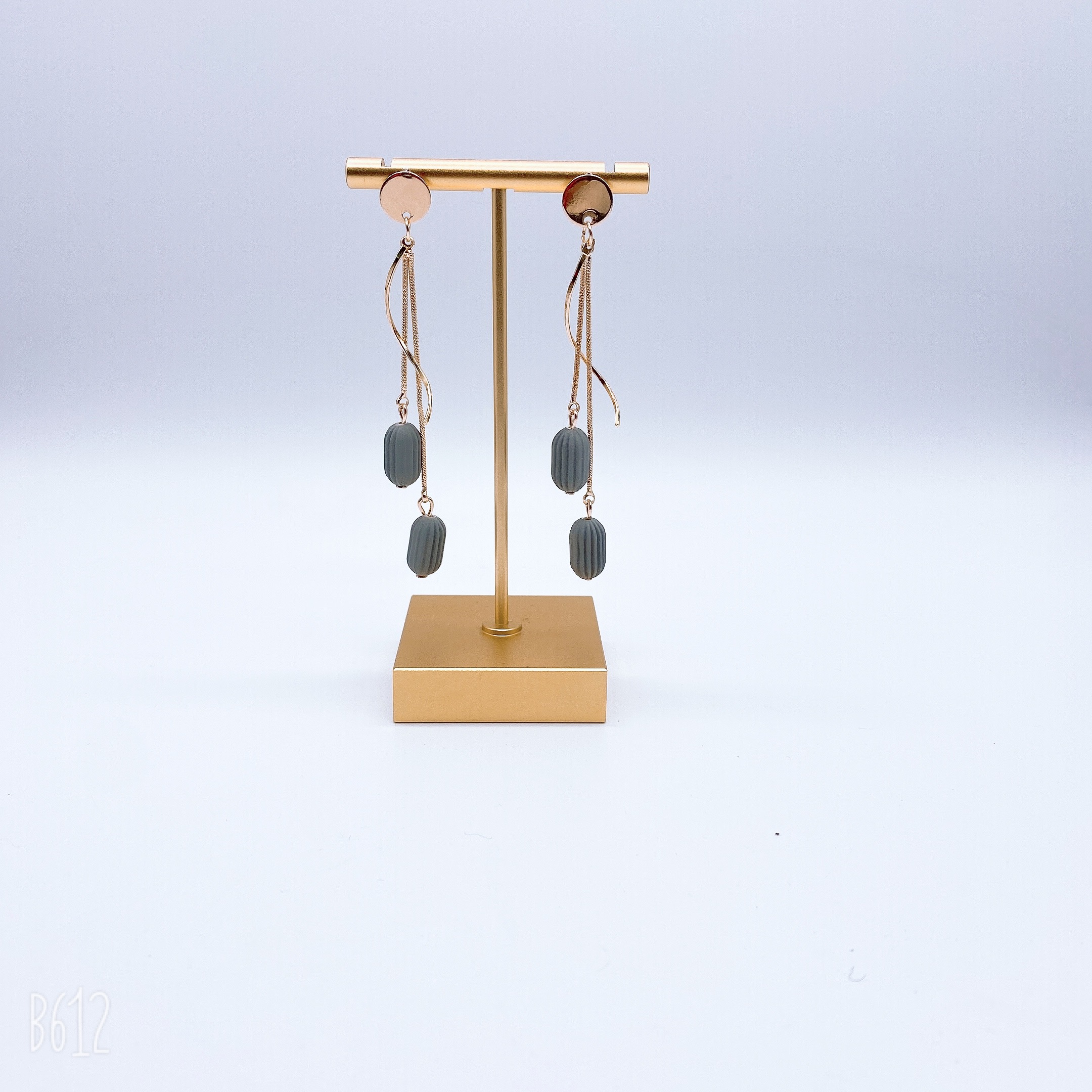 New earrings from Dongdaemun, South Korea, Morandi multi-color earrings, fashionable and versatile, popular and trendy earrings, women's tassel stud earrings Application Scenario