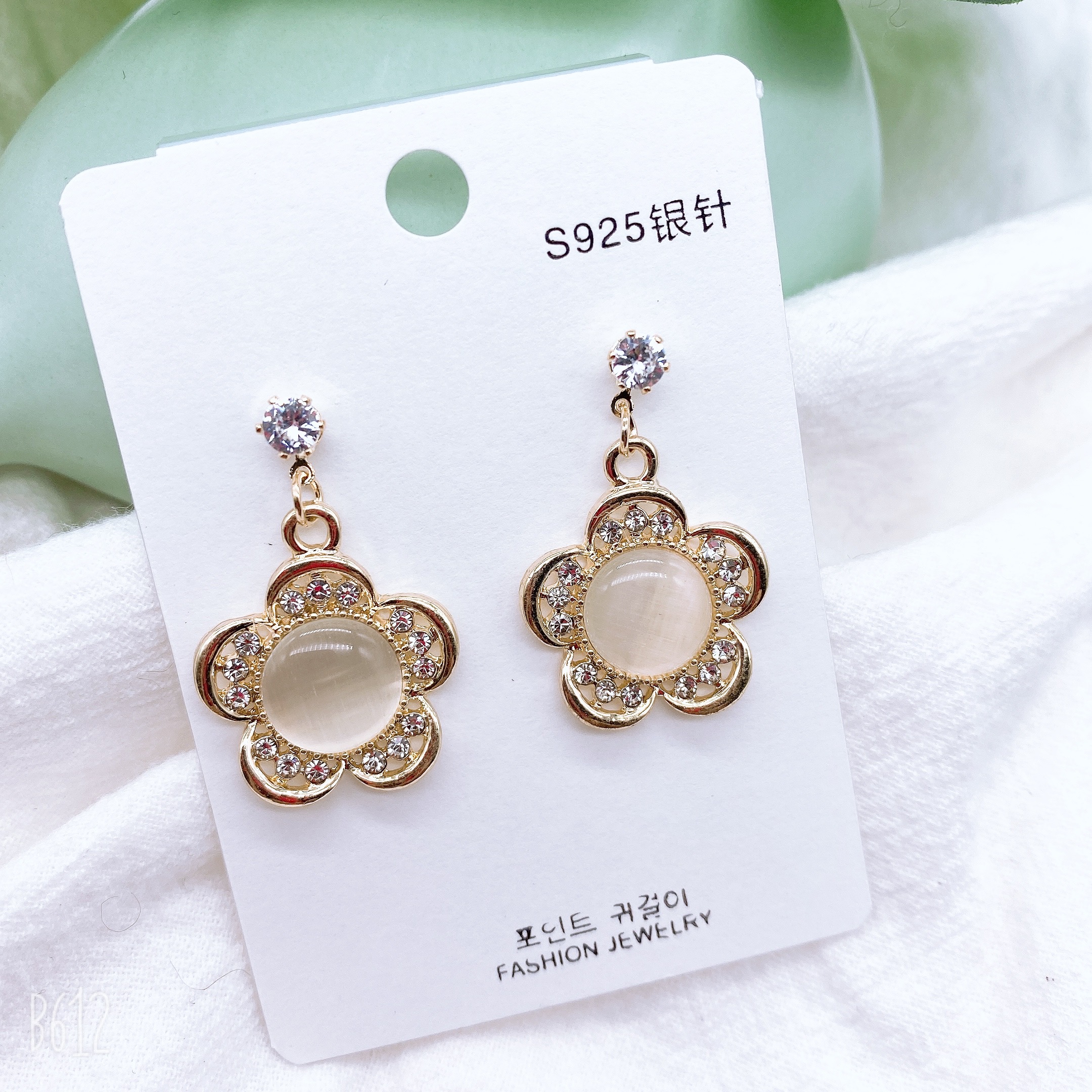 Exquisite earrings and ear hooks create a refined and fashionable beauty. The merchant's plum blossom stud earrings are versatile and fashionable earrings Specification image