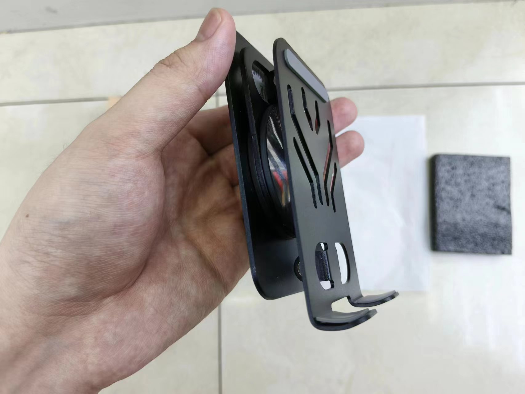 حامل هاتف محمول ذي منصة معدنية قابلة للطي بالدوران بدرجة 360 درجة Application Scenario