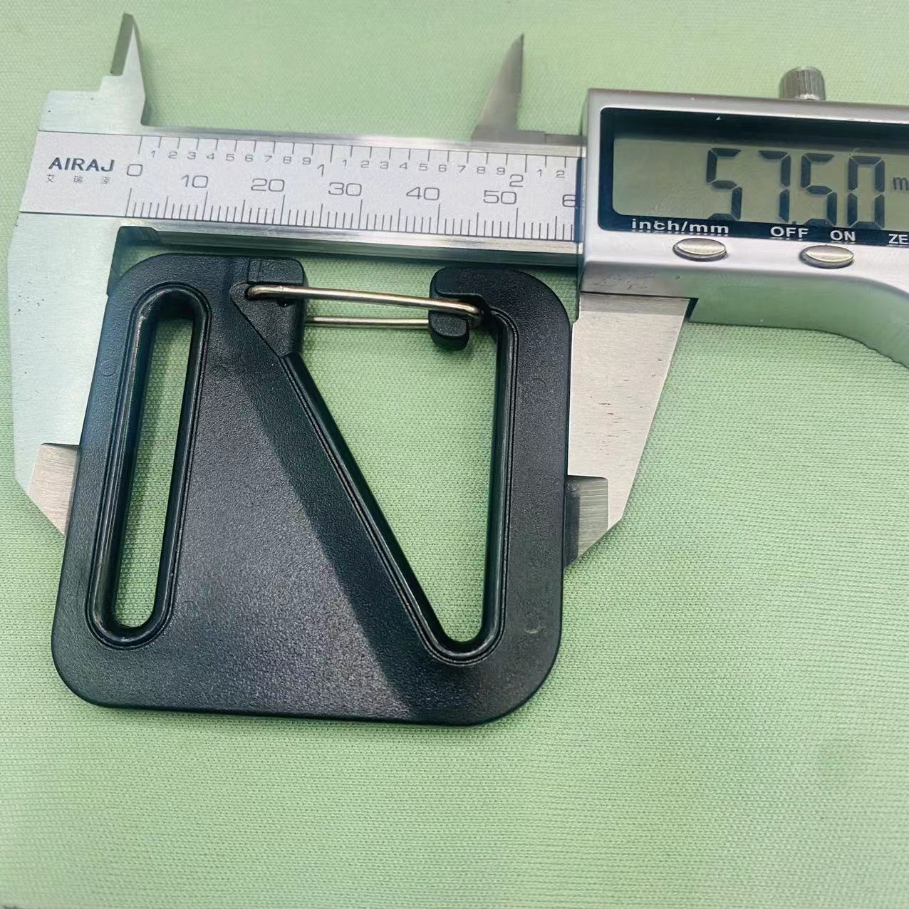 答案：源头直供/9字钩/正方形/塑料钩/肩带挂/铁钩扣/箱包配件/批发细节图