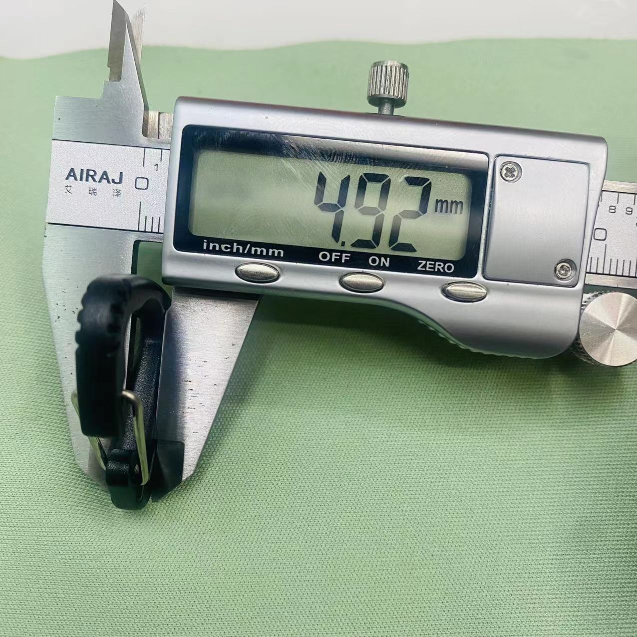 黑色三角形/25MM塑料/鹰嘴钩/登山扣/户外战术/挂钩箱包/配件白底实物图