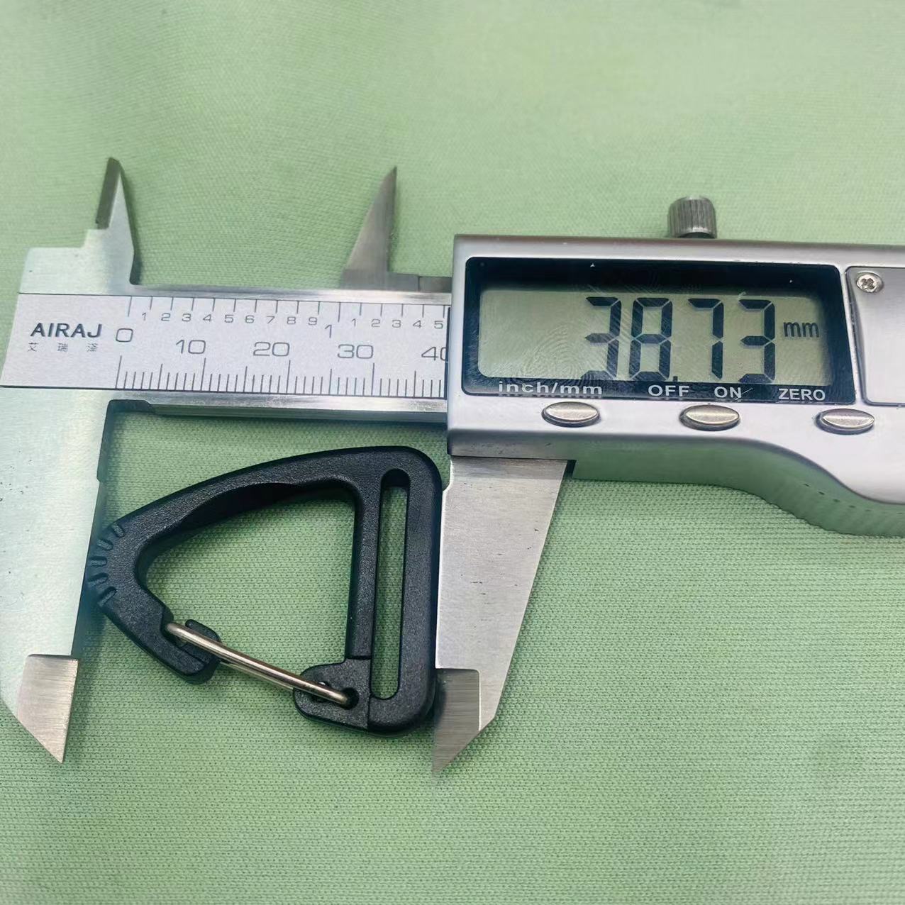 黑色三角形/25MM塑料/鹰嘴钩/登山扣/户外战术/挂钩箱包/配件细节图