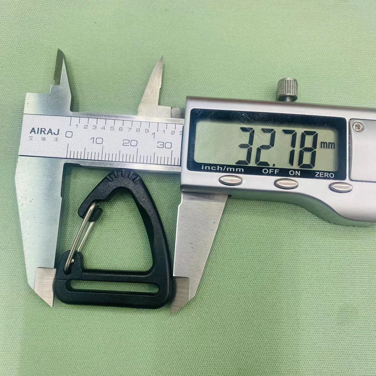 黑色三角形/25MM塑料/鹰嘴钩/登山扣/户外战术/挂钩箱包/配件产品图