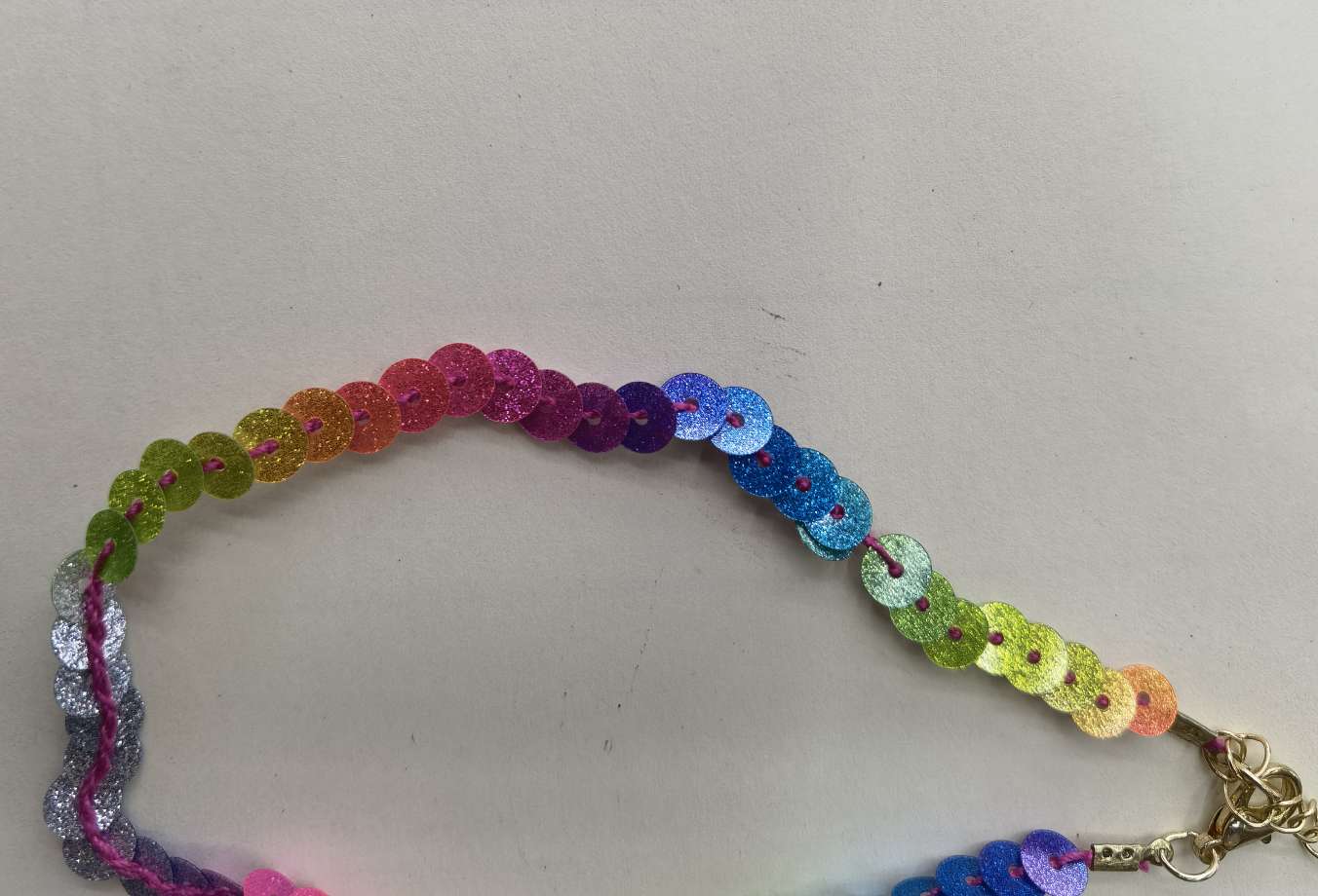 Eco-friendly high-temperature multi-color scallion powder connected sequin strap, suitable for various weaving purposes such as bracelets, necklaces, earrings, bags, etc. 6mm Jincan 107. Specification image