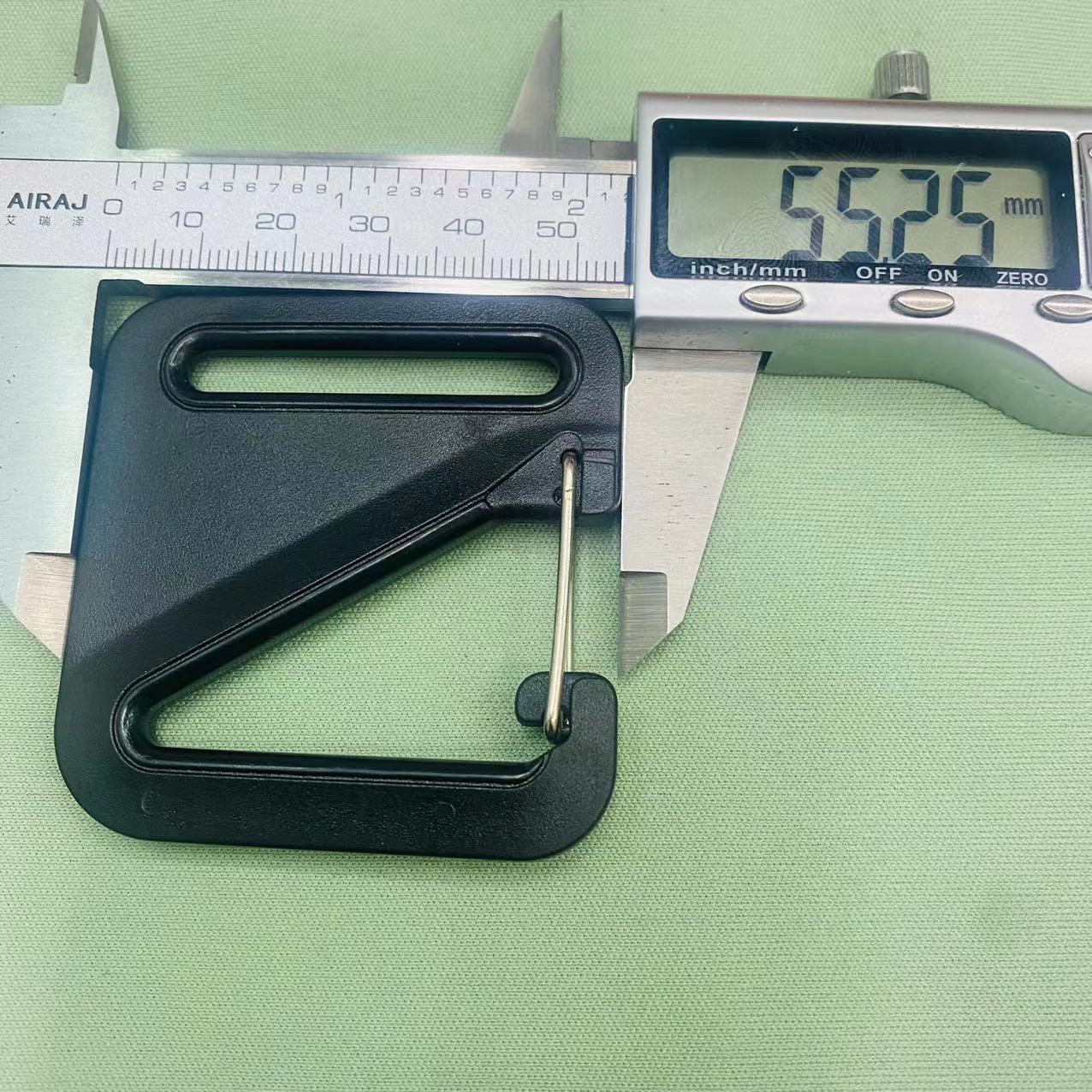 答案：源头直供/9字钩/正方形/塑料钩/肩带挂/铁钩扣/箱包配件/批发产品图