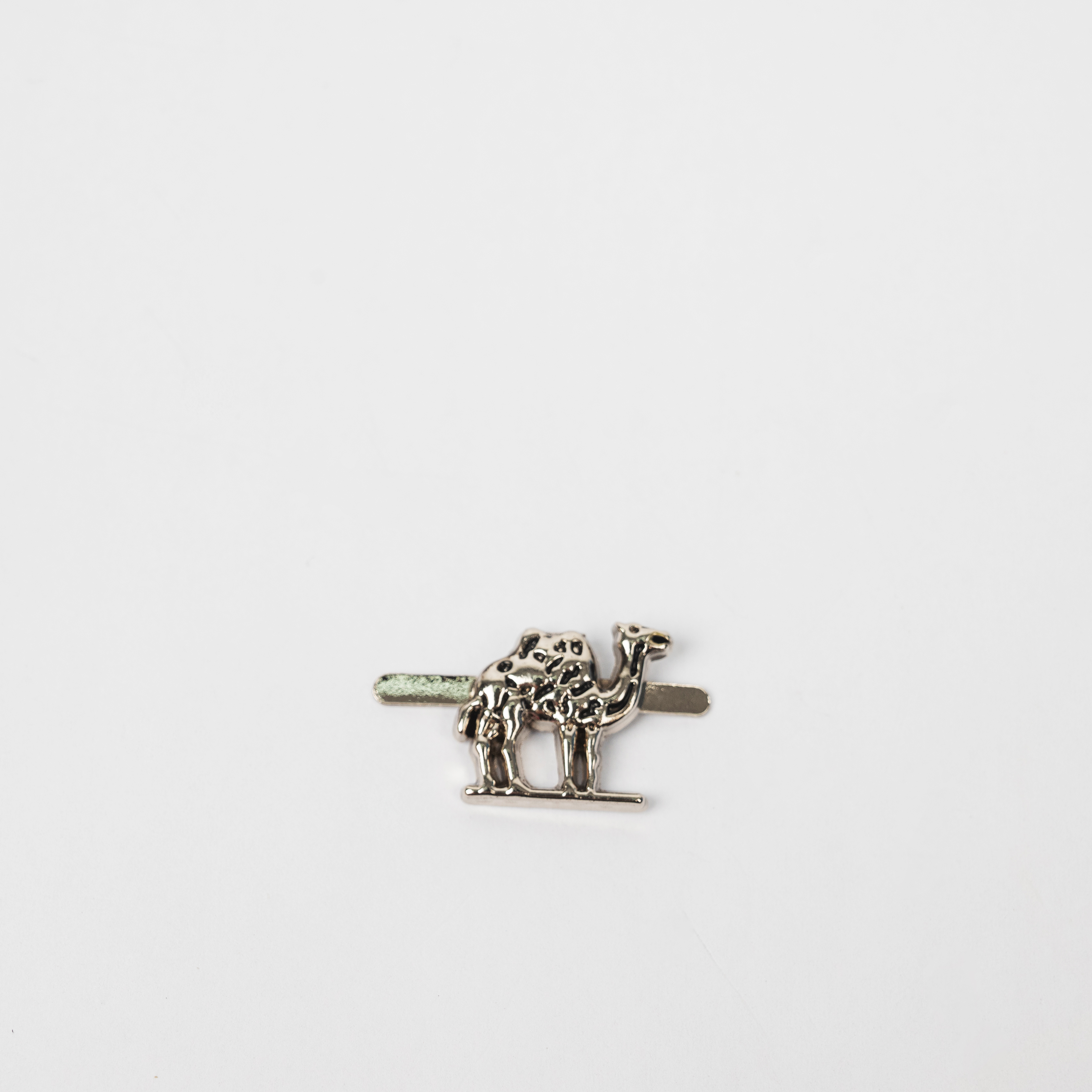 Fashionable alloy accessories, camel-shaped decorative buckles, hats, scarves, decorative bags, accessories, clothing accessories, customizable hardware labels, factory direct sales, source supply