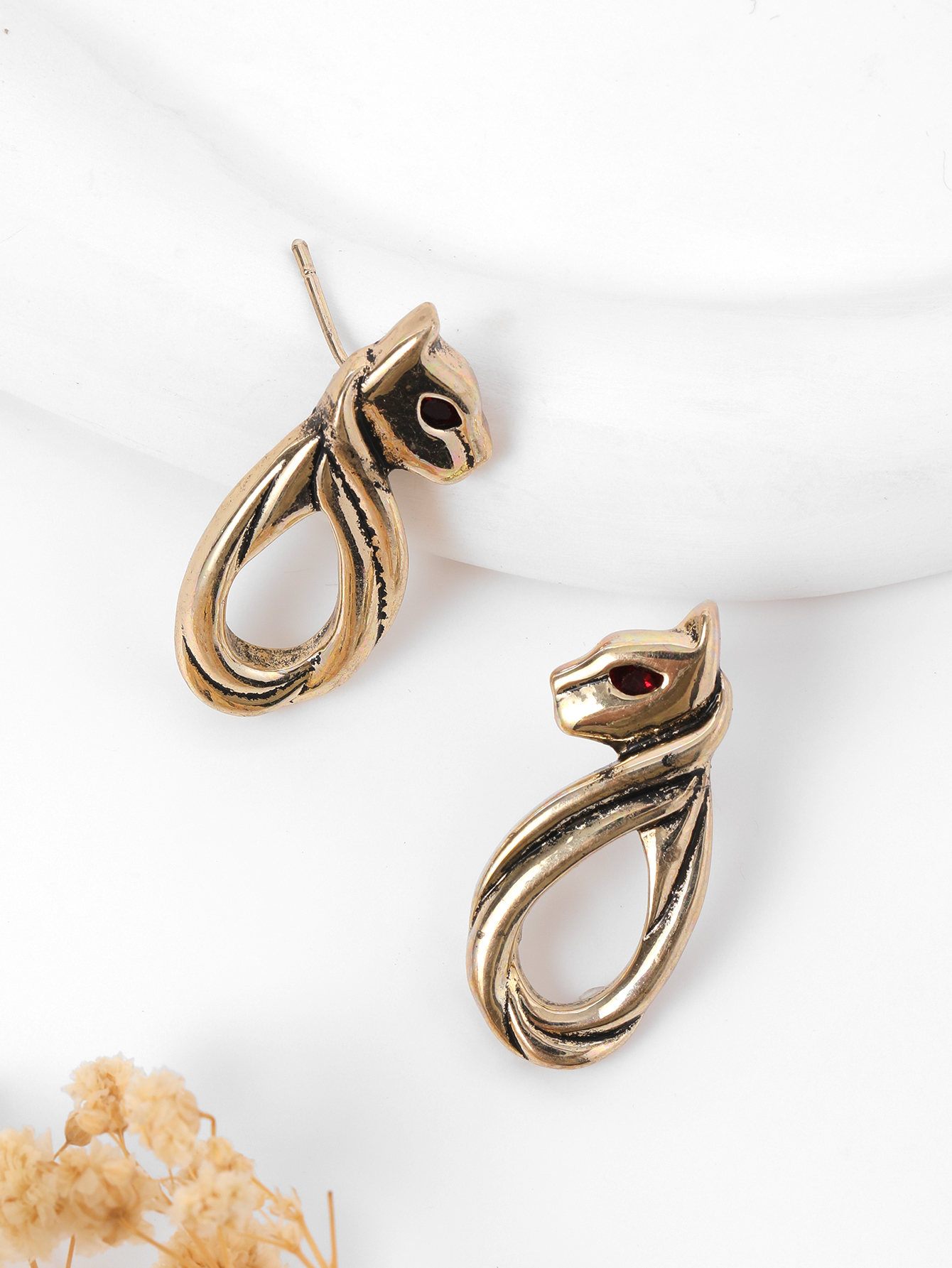 "2023 Popular European and American accessories: Alloy, simple and creative animal stud earrings, versatile and personalized earrings.