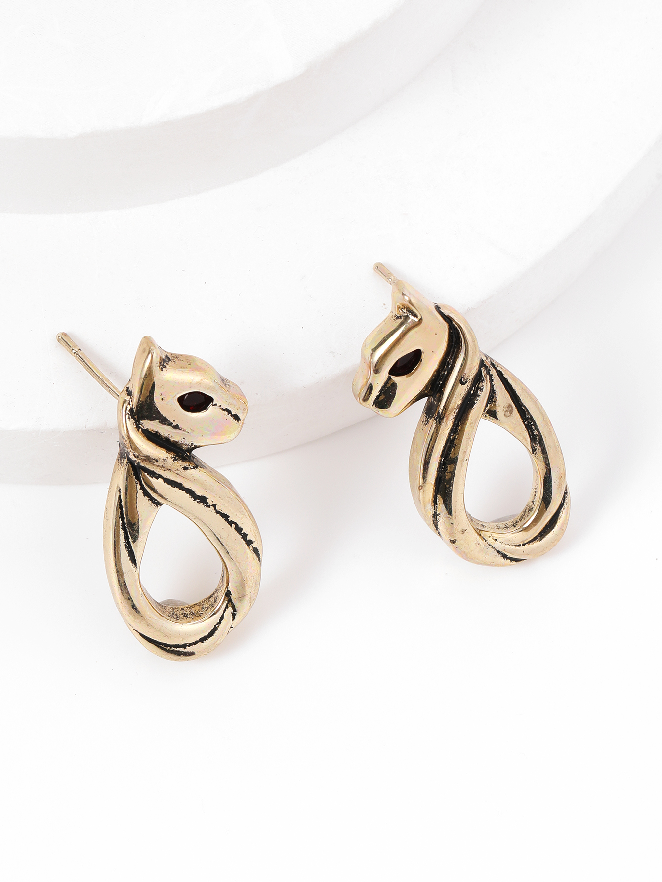 "2023 Popular European and American accessories: Alloy, simple and creative animal stud earrings, versatile and personalized earrings. Specification image